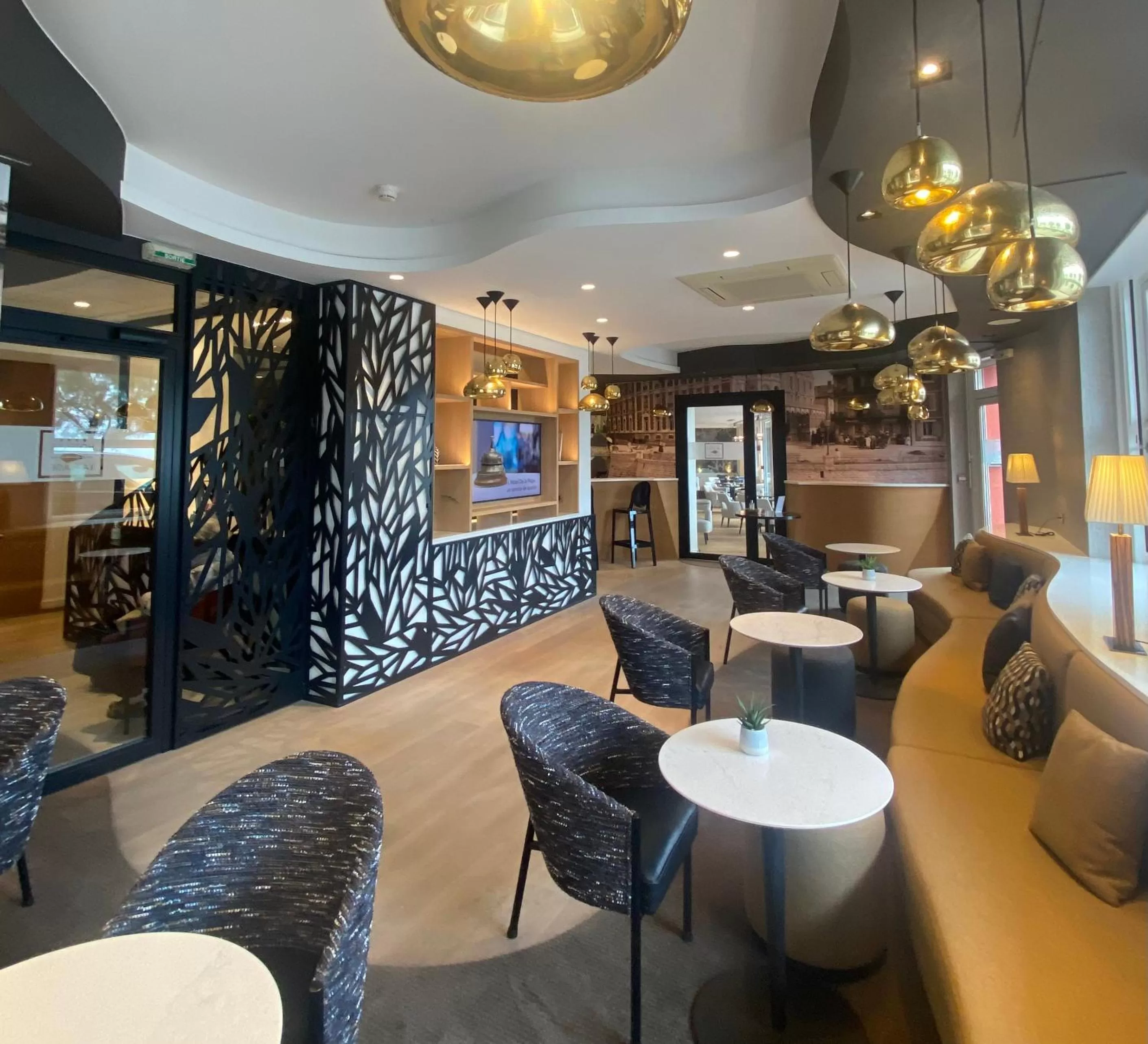 Communal lounge/ TV room in Hôtel de la Plage - Saint Jean de Luz