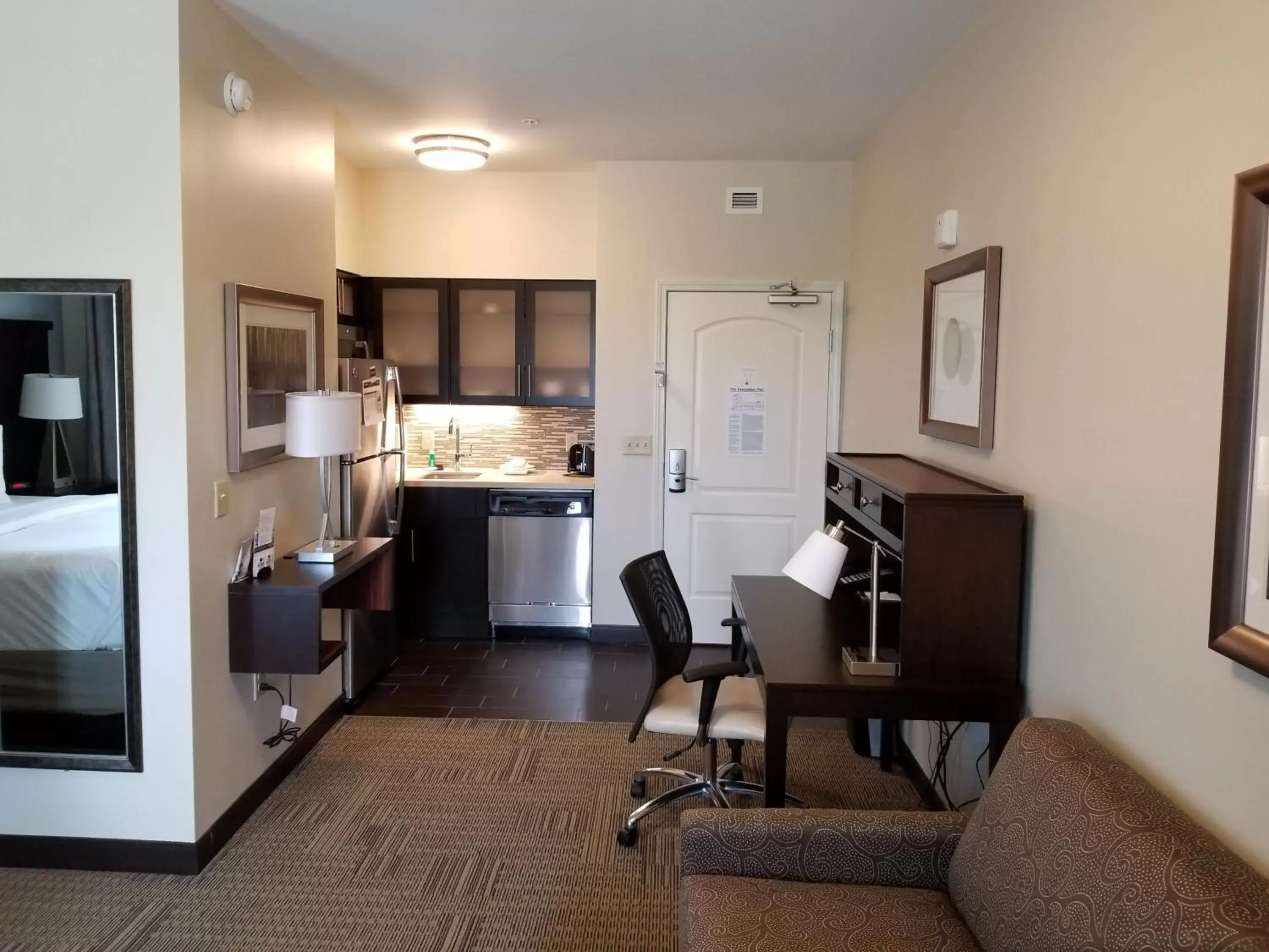 Photo of the whole room, Kitchen/Kitchenette in Staybridge Suites Toledo - Rossford - Perrysburg, an IHG Hotel