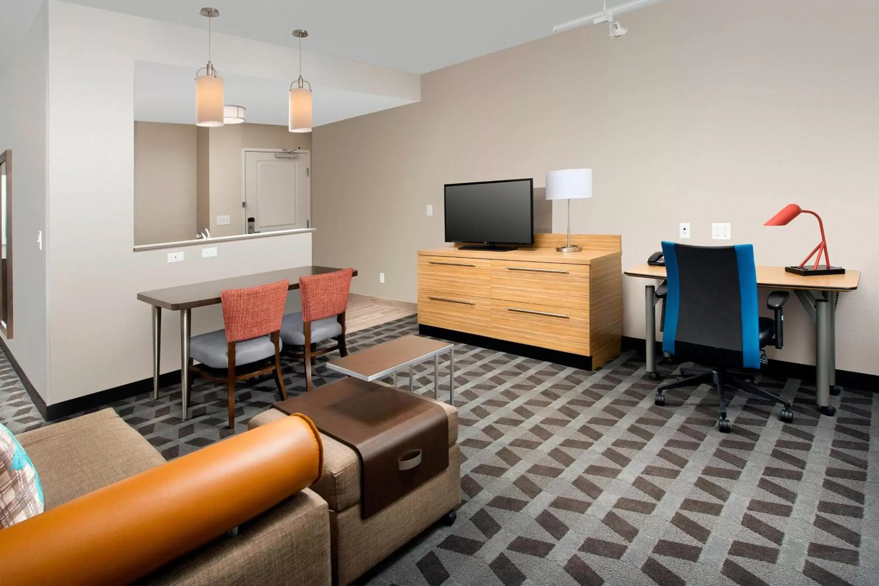 Living room, TV/Entertainment Center in TownePlace Suites by Marriott Alexandria Fort Belvoir
