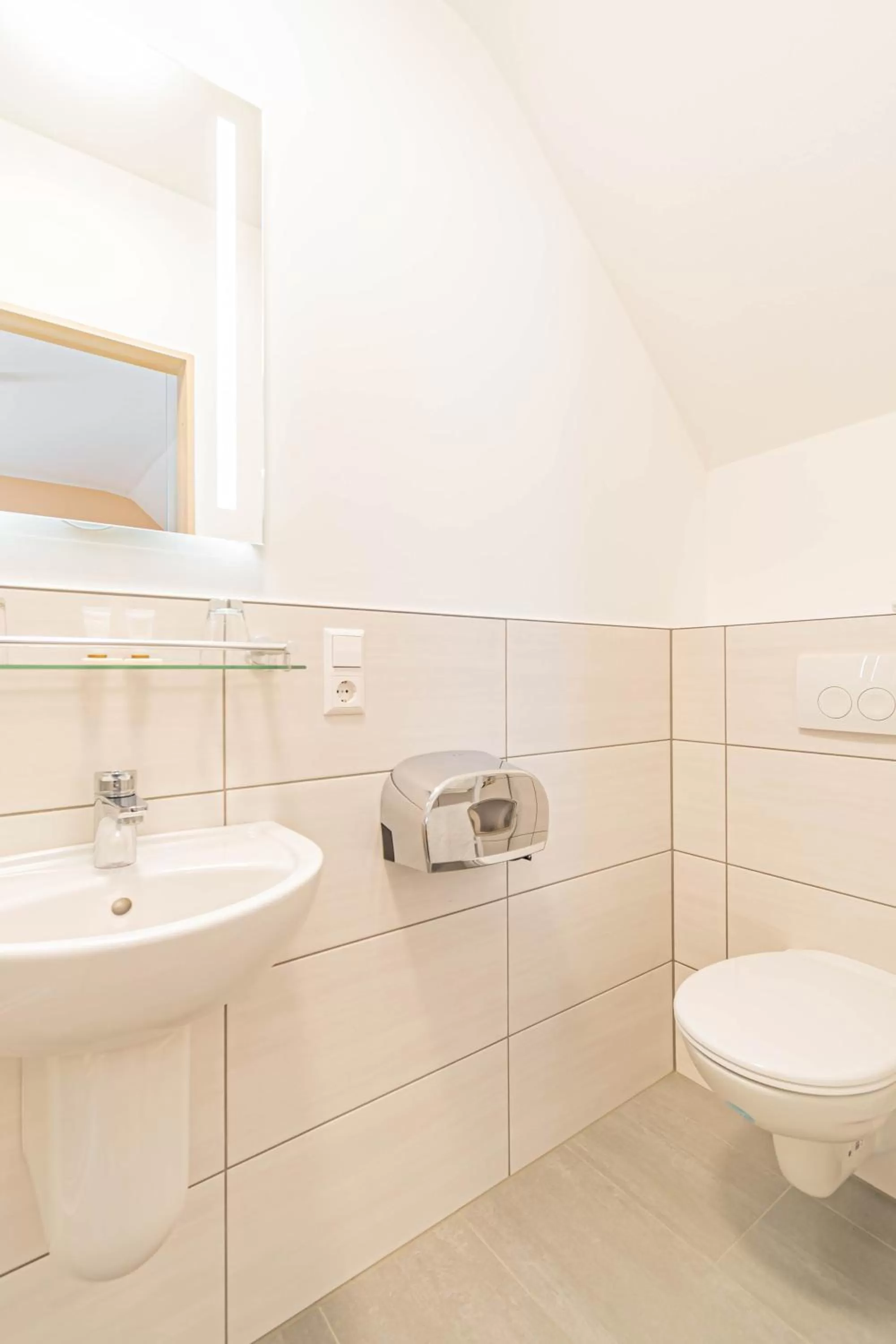 Toilet in Hotel Le Postillon