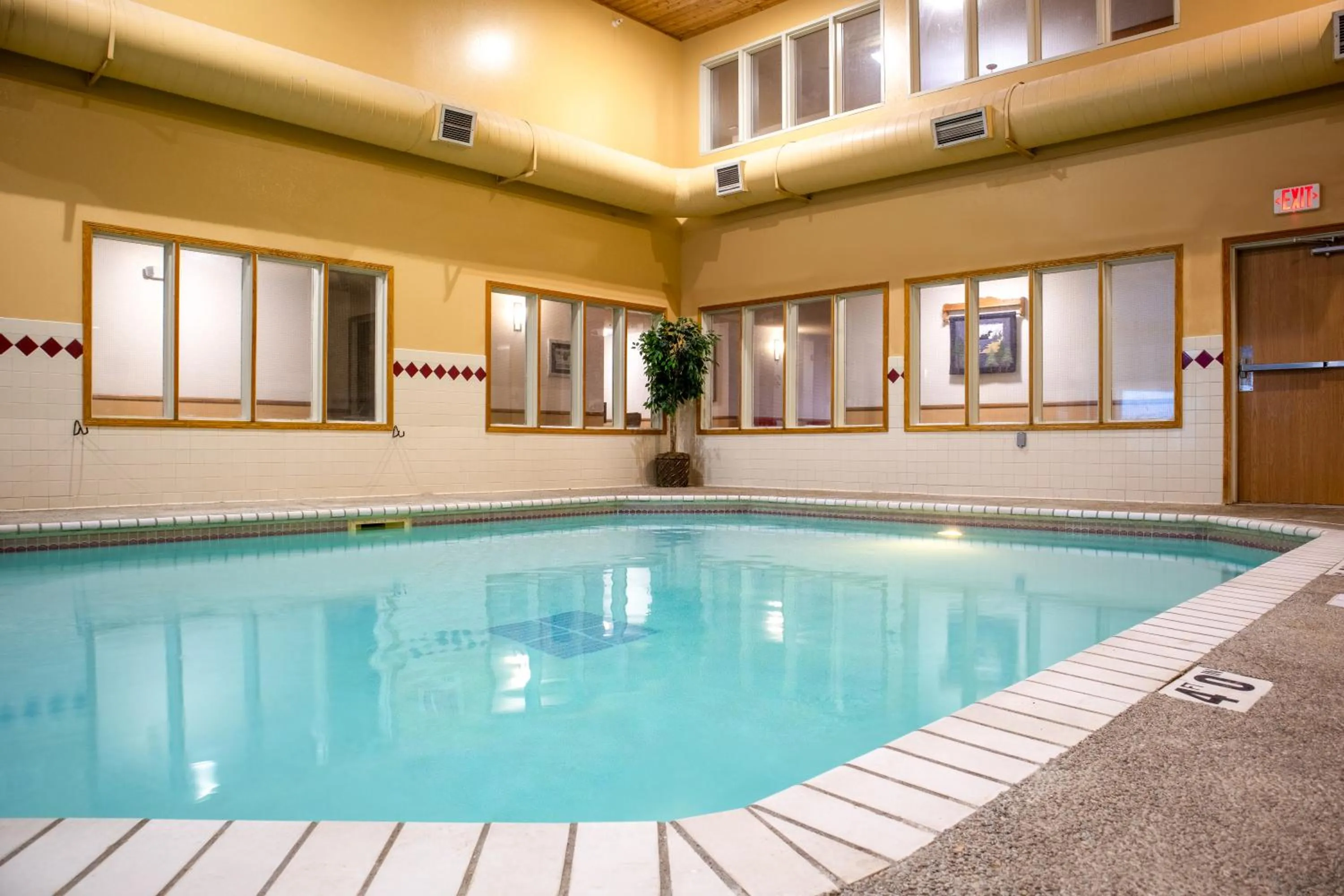 Swimming pool in Norland Inn & Suites Roseau