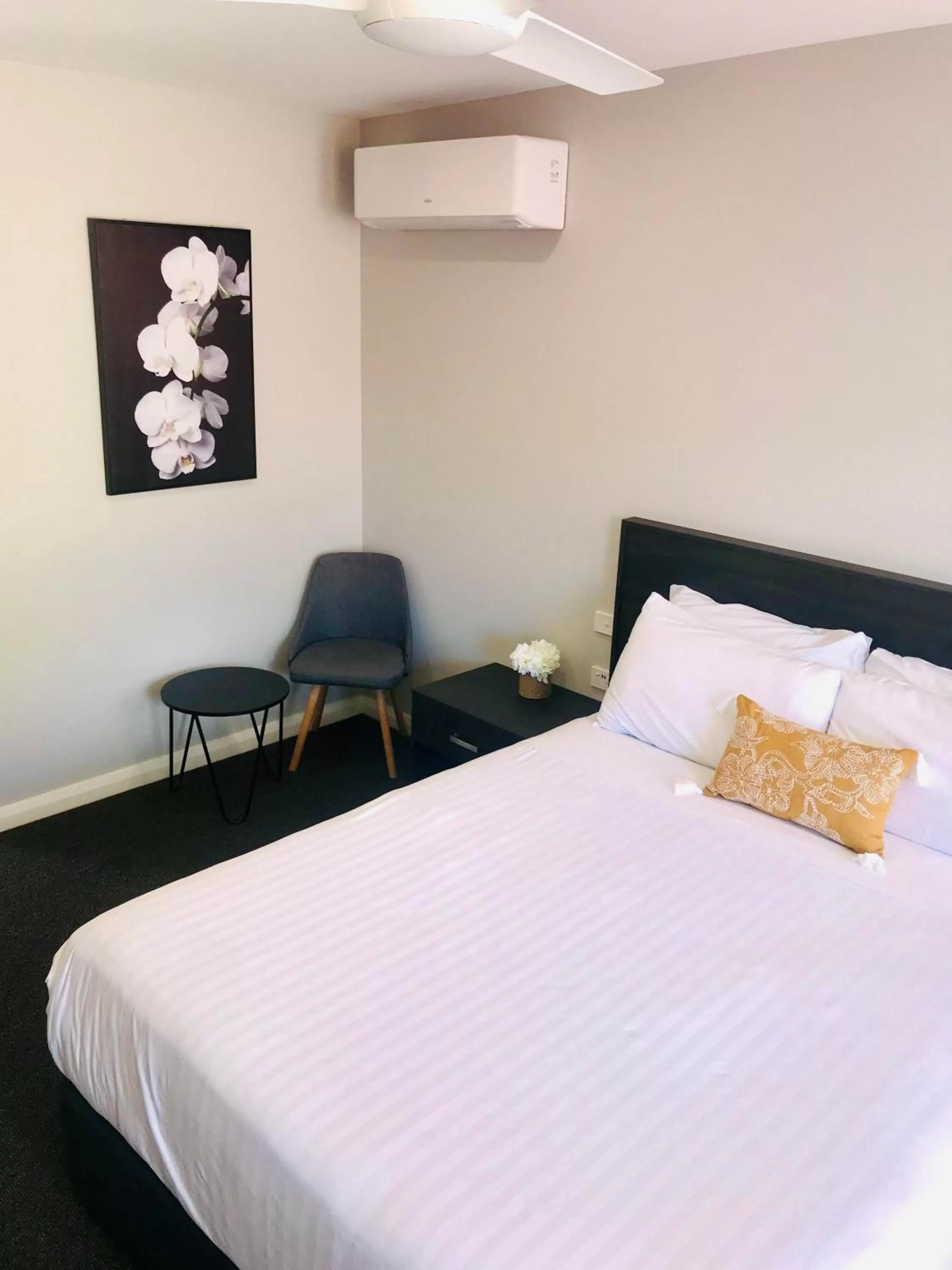 Bed in Hive Hotel, Moruya