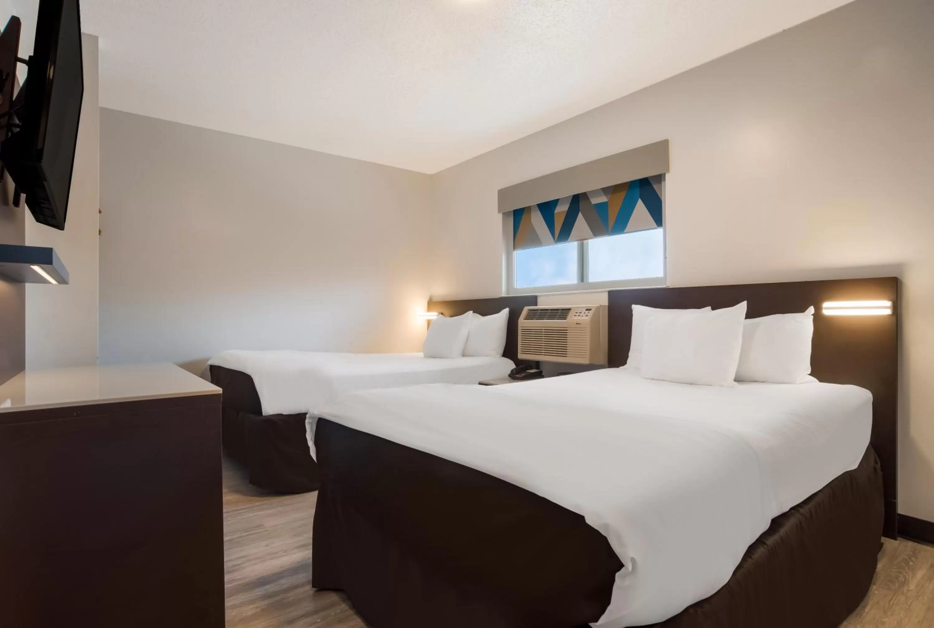 Photo of the whole room, Bed in Suburban Studios Biloxi North Area