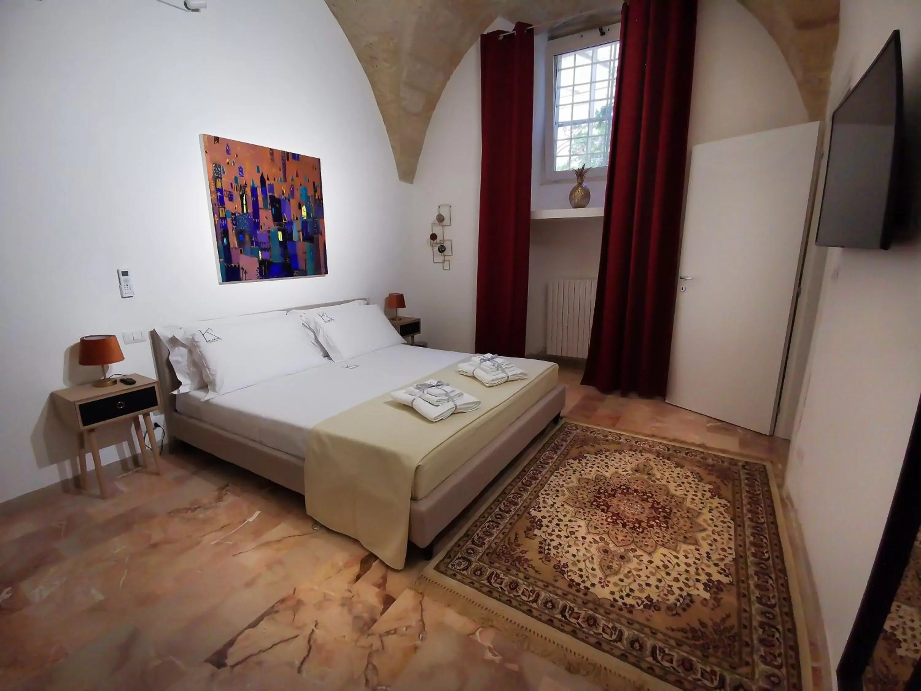 Photo of the whole room, Bed in Kalinifta - Jacuzzi & Suites SIT