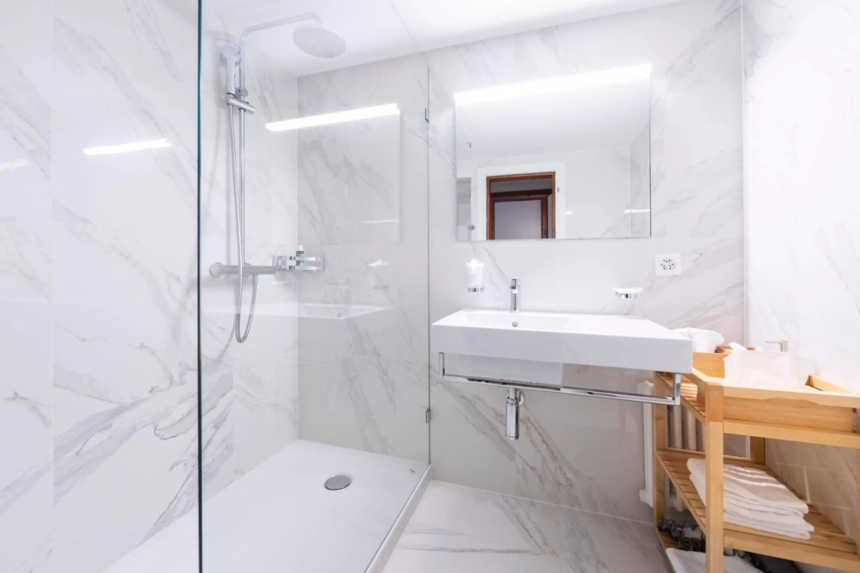 Shower, Bathroom in Eden Hotel und Restaurant
