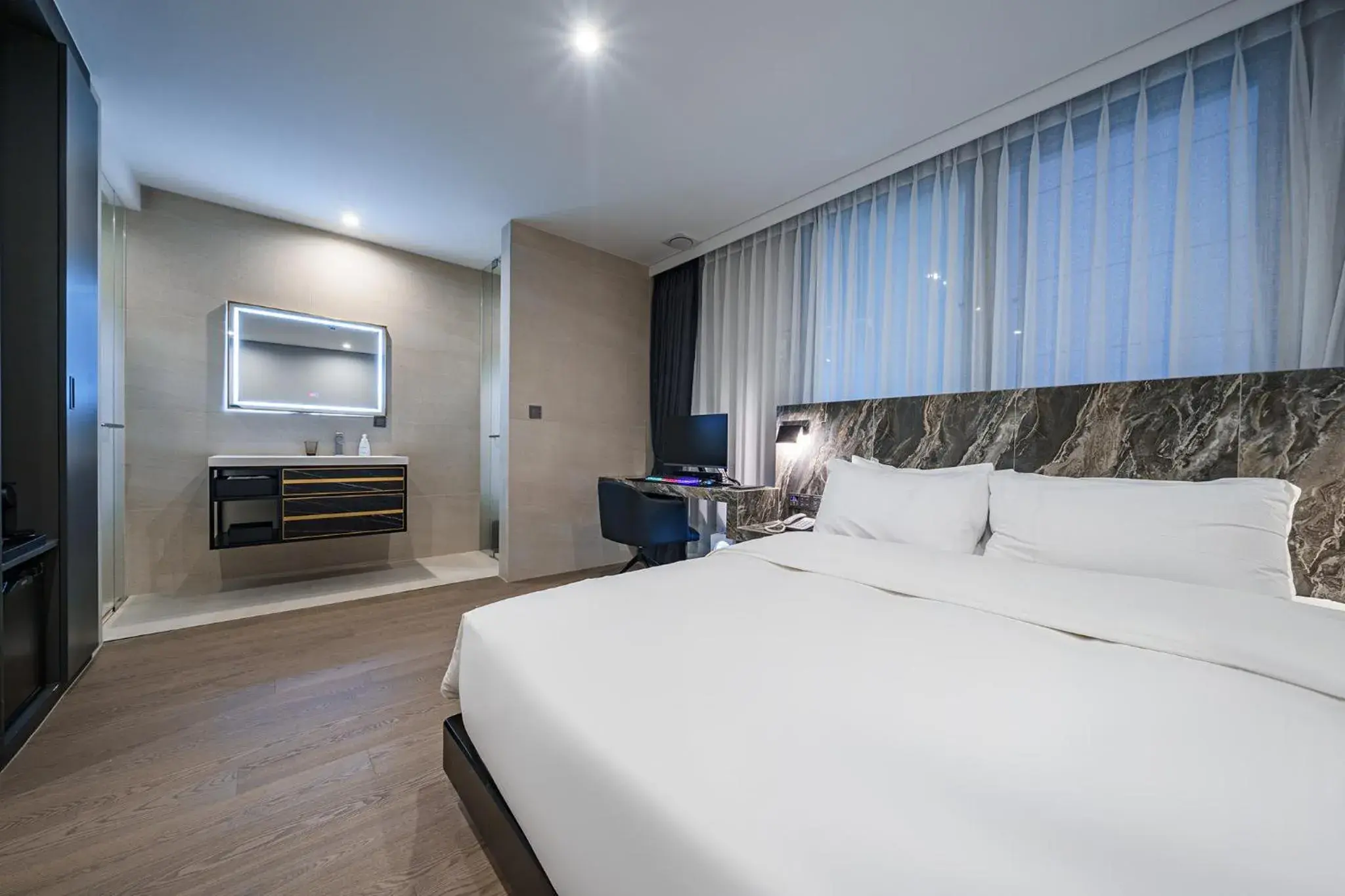 Photo of the whole room, Bed in Jongno Amare Hotel