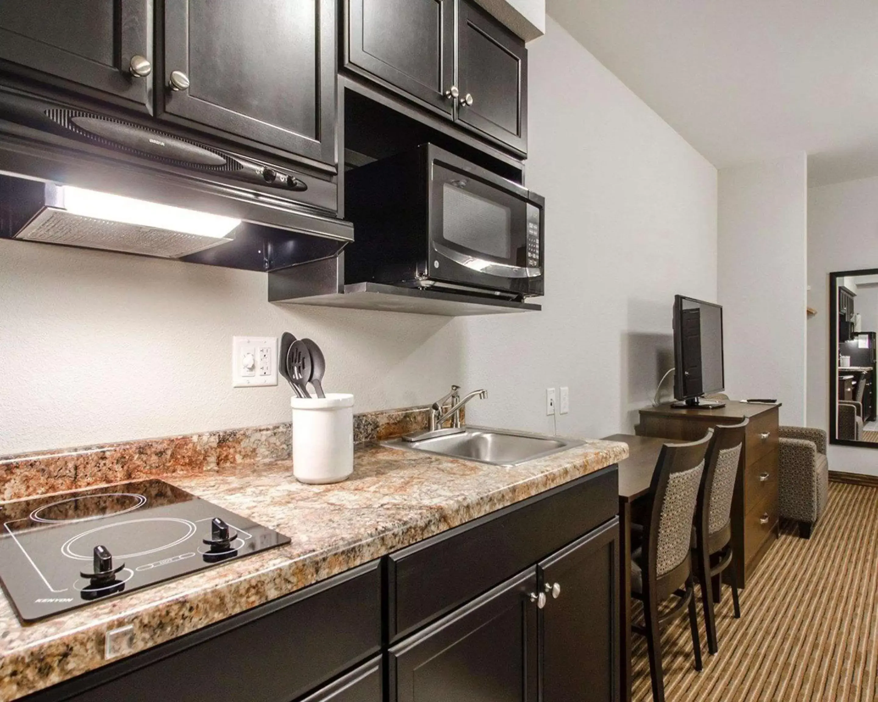 Photo of the whole room, Kitchen/Kitchenette in Quality Inn and Suites