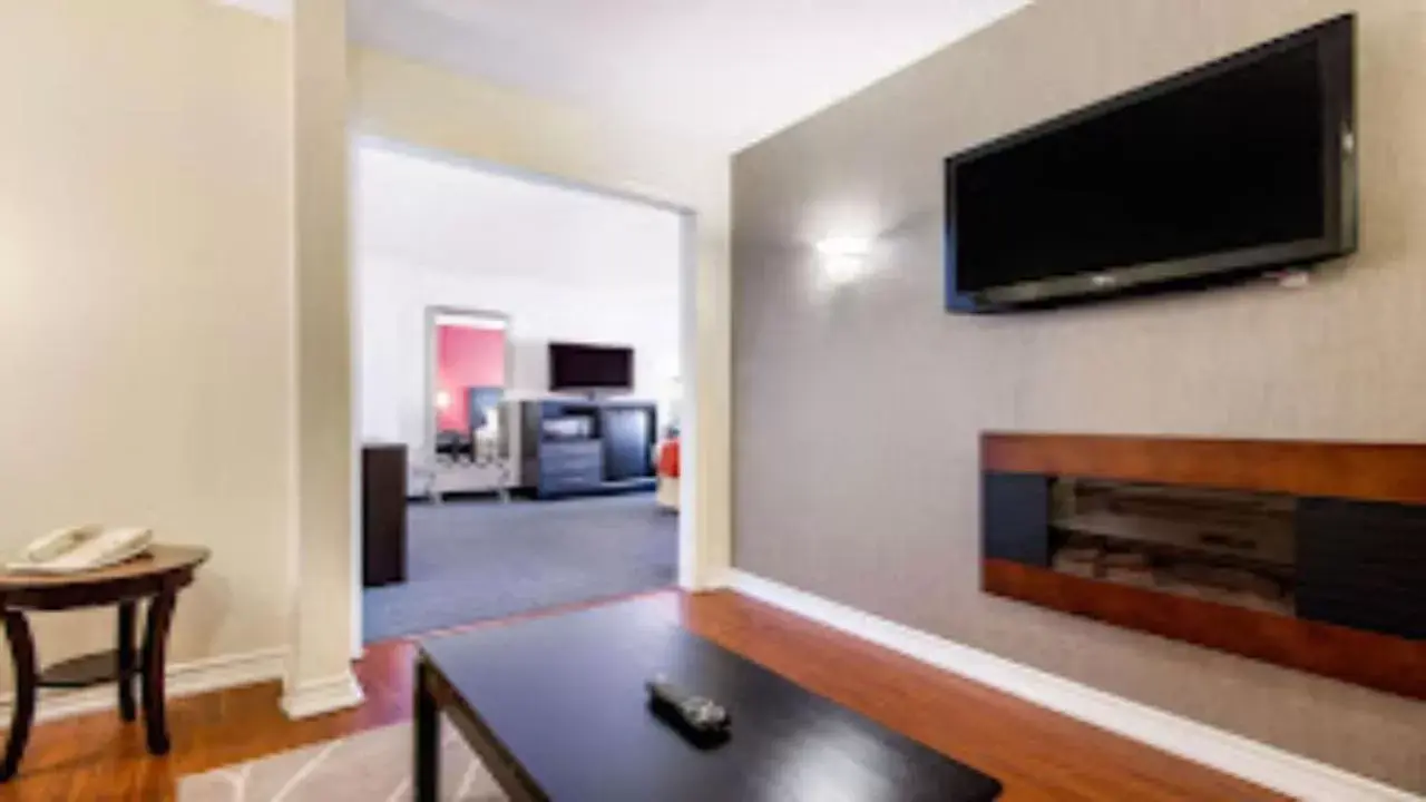 TV/Entertainment Center in Quality Inn & Suites Toronto West 401-Dixie