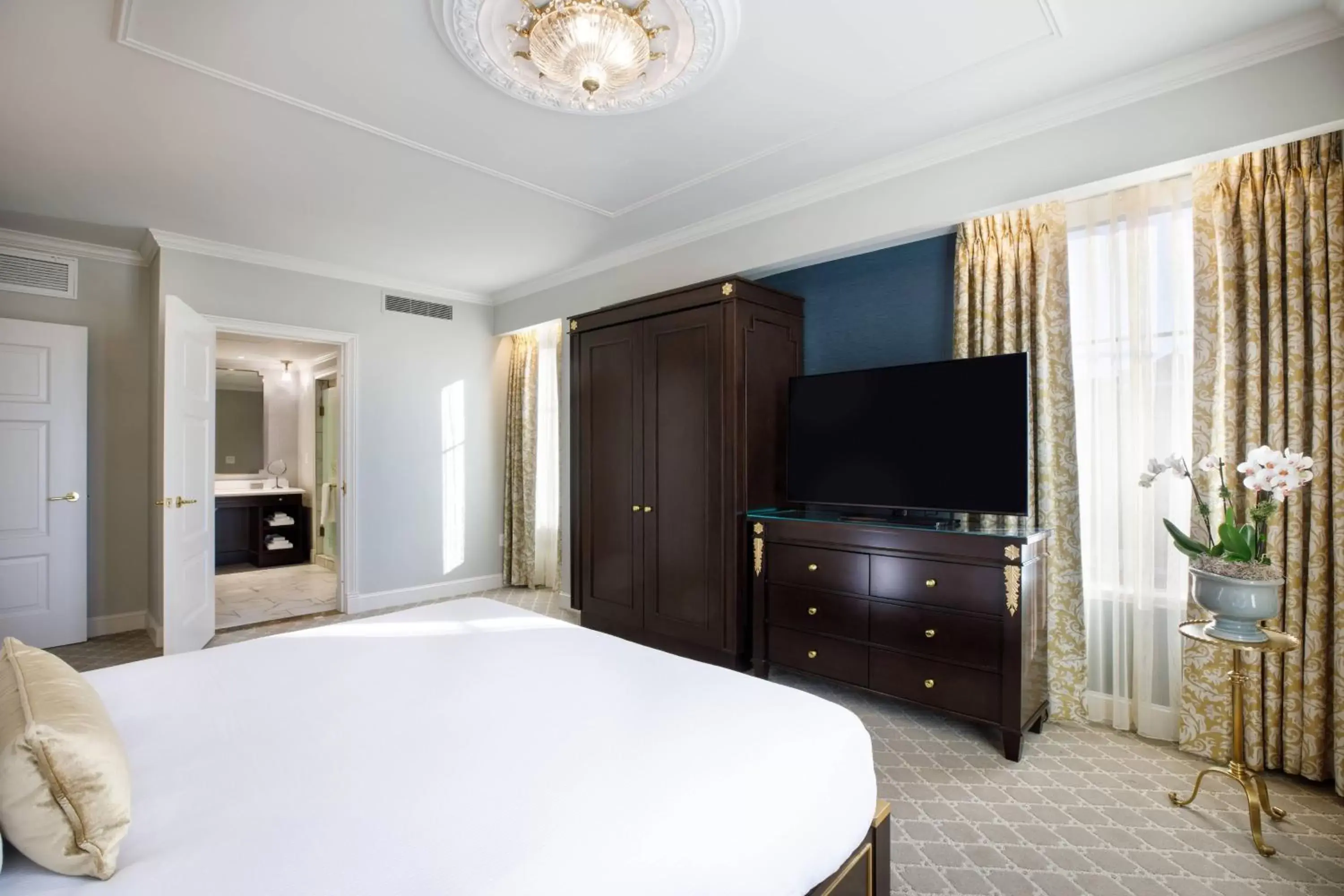 Bedroom, TV/Entertainment Center in Hotel Carmichael, Autograph Collection