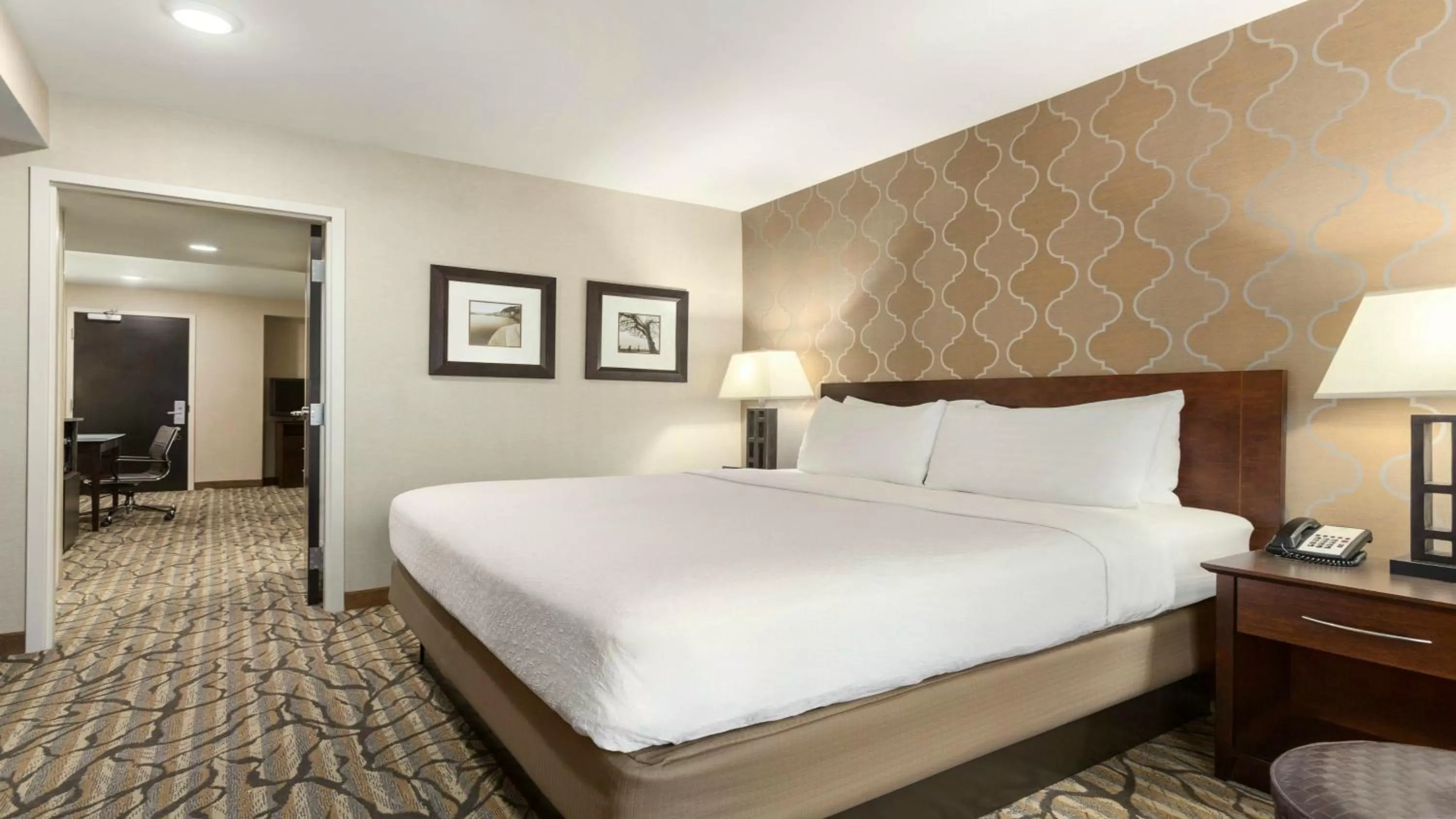 Photo of the whole room, Bed in Holiday Inn Hotel & Suites Gateway by IHG