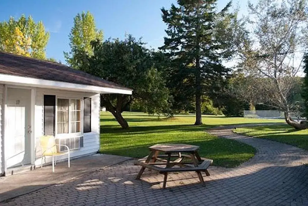 View (from property/room), Property Building in Coach House Inn