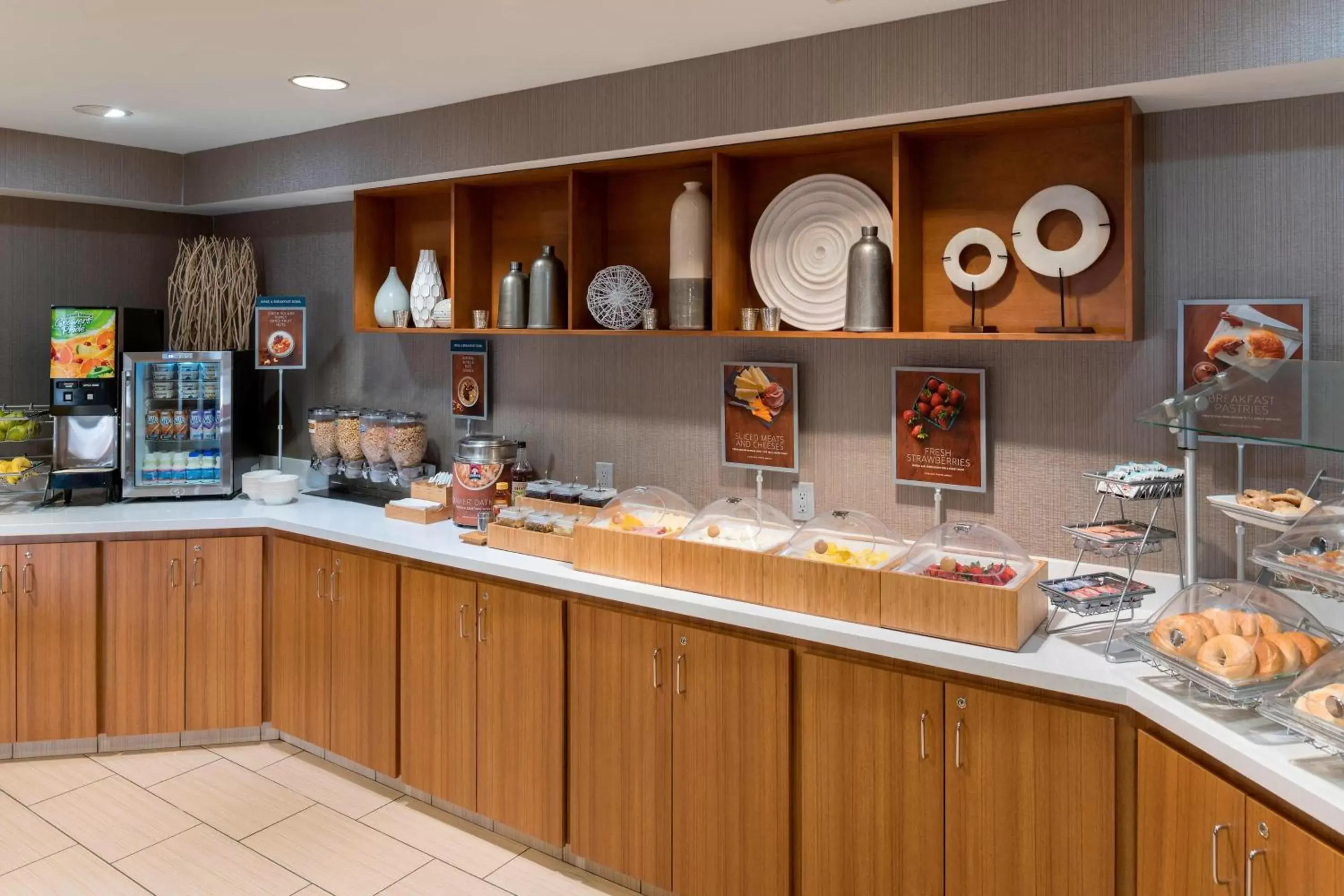 Breakfast, Restaurant/Places to Eat in SpringHill Suites Grand Rapids North