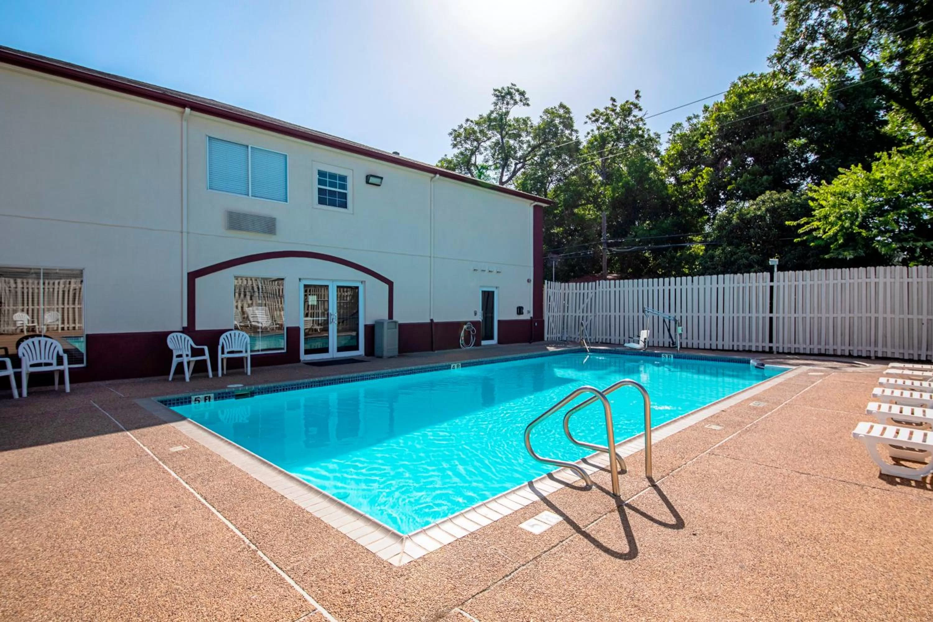 Swimming pool in Red Roof Inn San Marcos