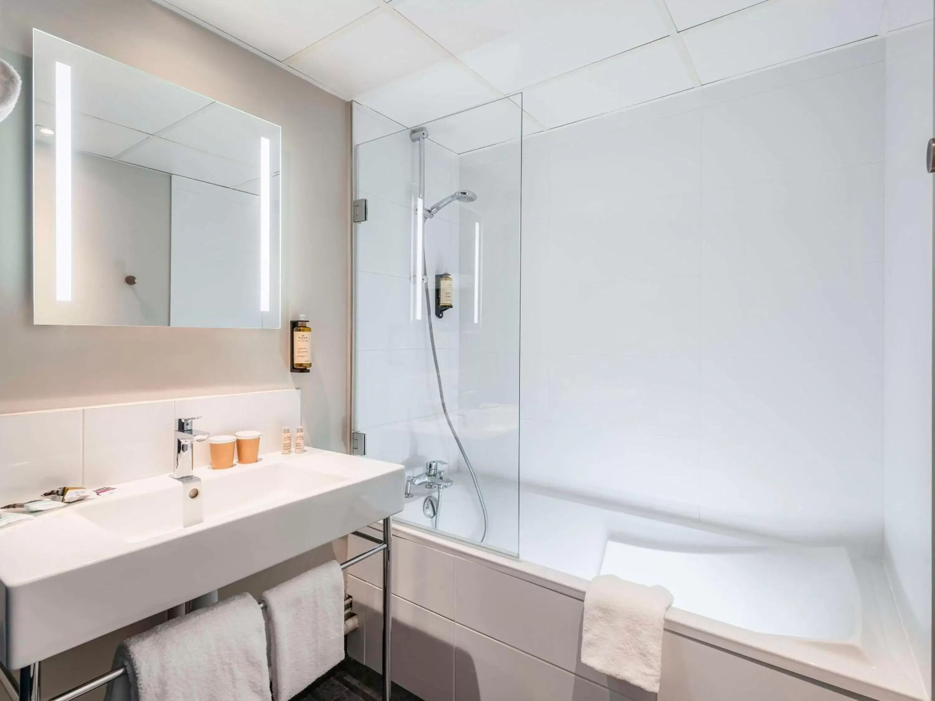 Bedroom, Bathroom in Mercure Paris Montparnasse Pasteur