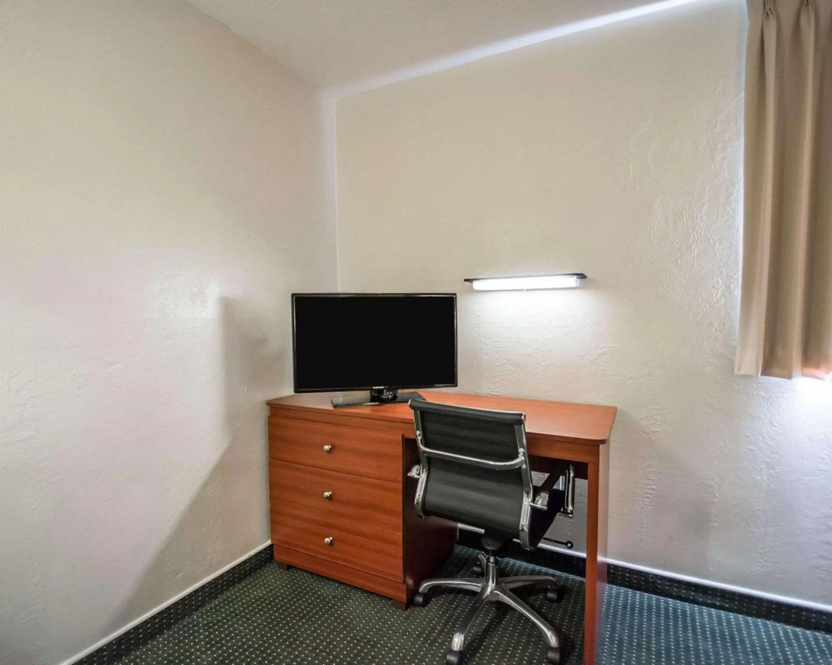 Photo of the whole room, TV/Entertainment Center in Suburban Studios Melbourne Airport