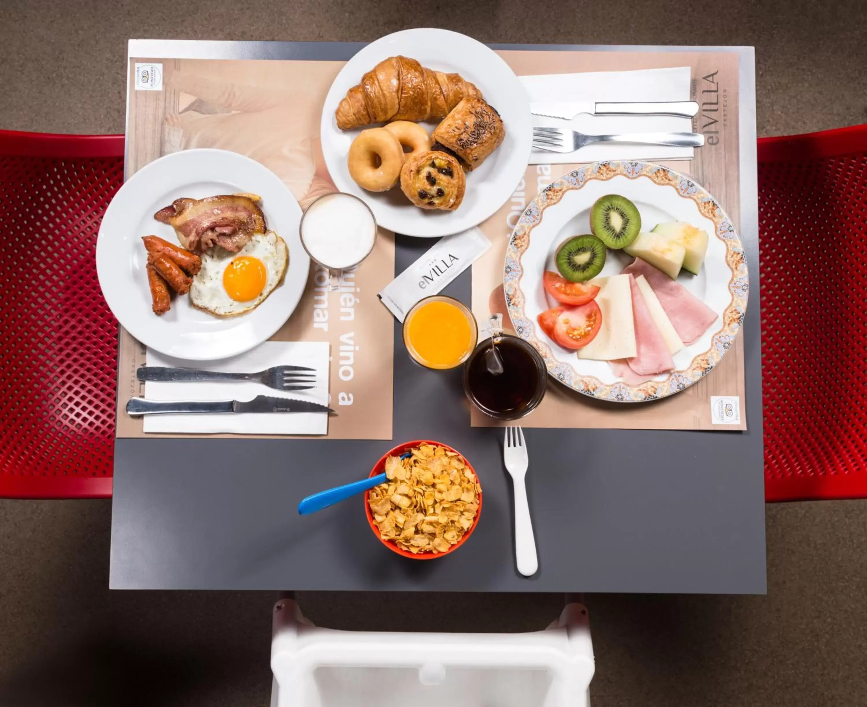 Food and drinks in Hotel Luze El Villa Food and drinks in Hotel Luze El Villa