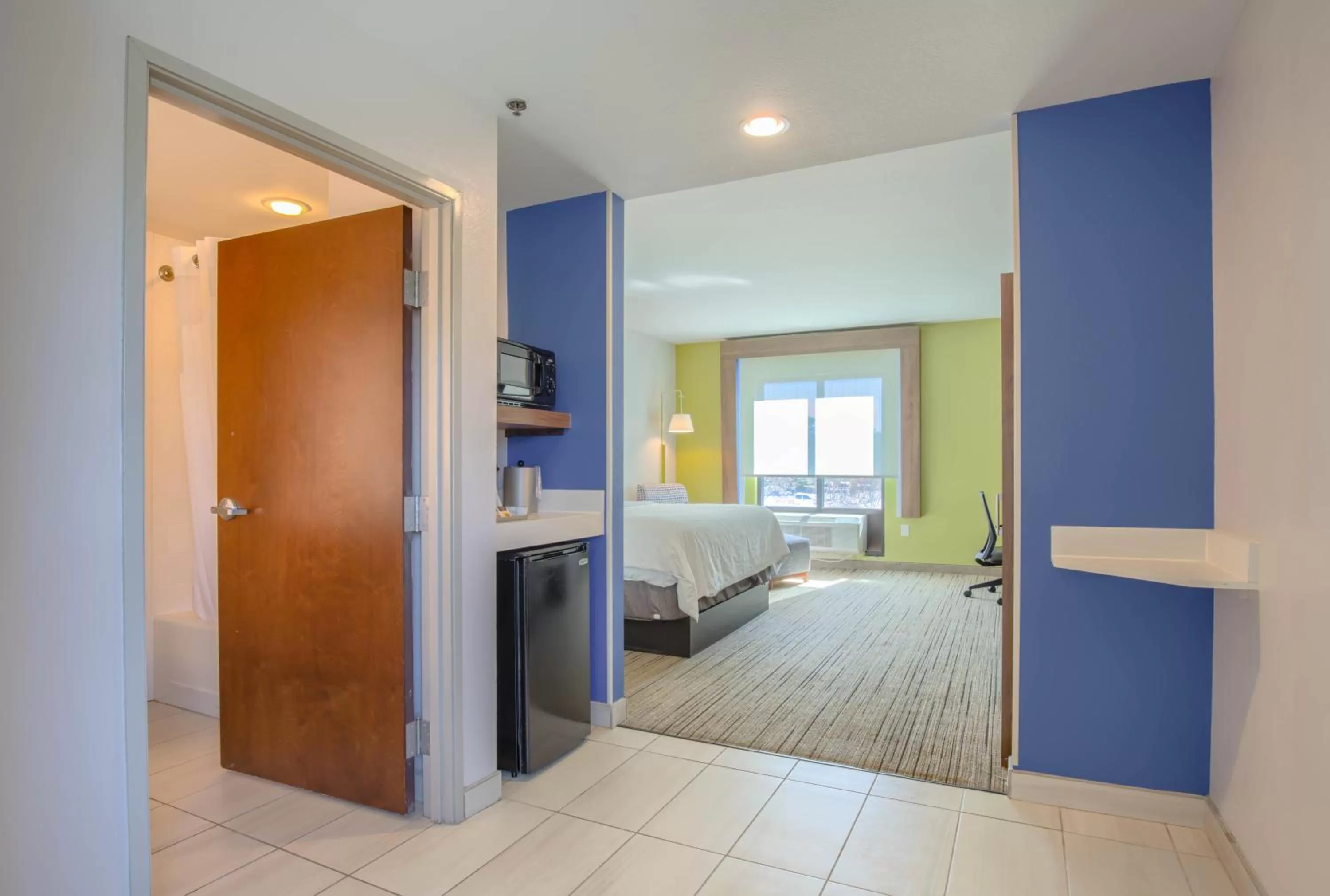 Bathroom, Bed in Holiday Inn Express Hotel & Suites Gulf Shores by IHG