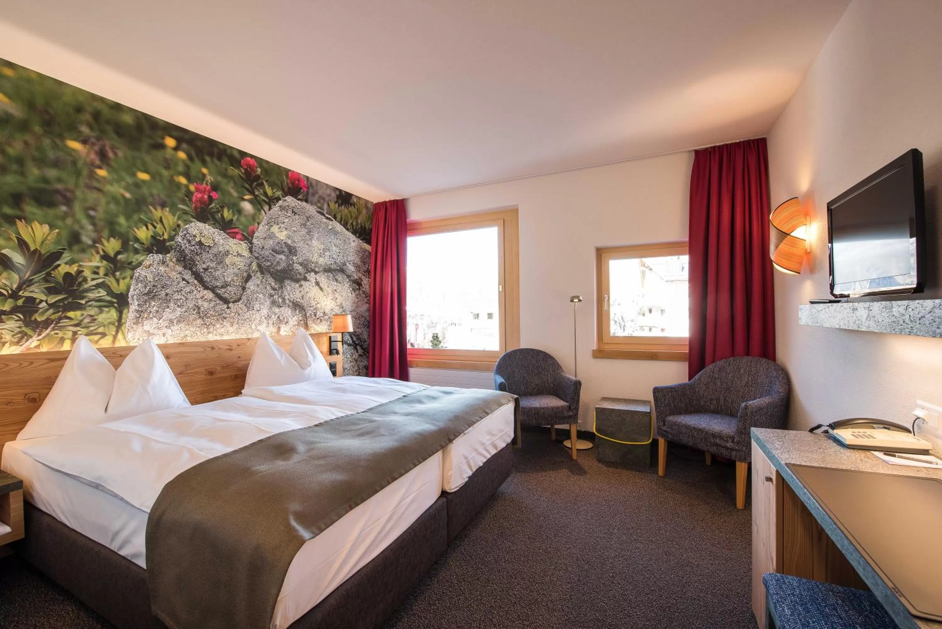 Photo of the whole room, Bed in Hotel Garni Chesa Mulin