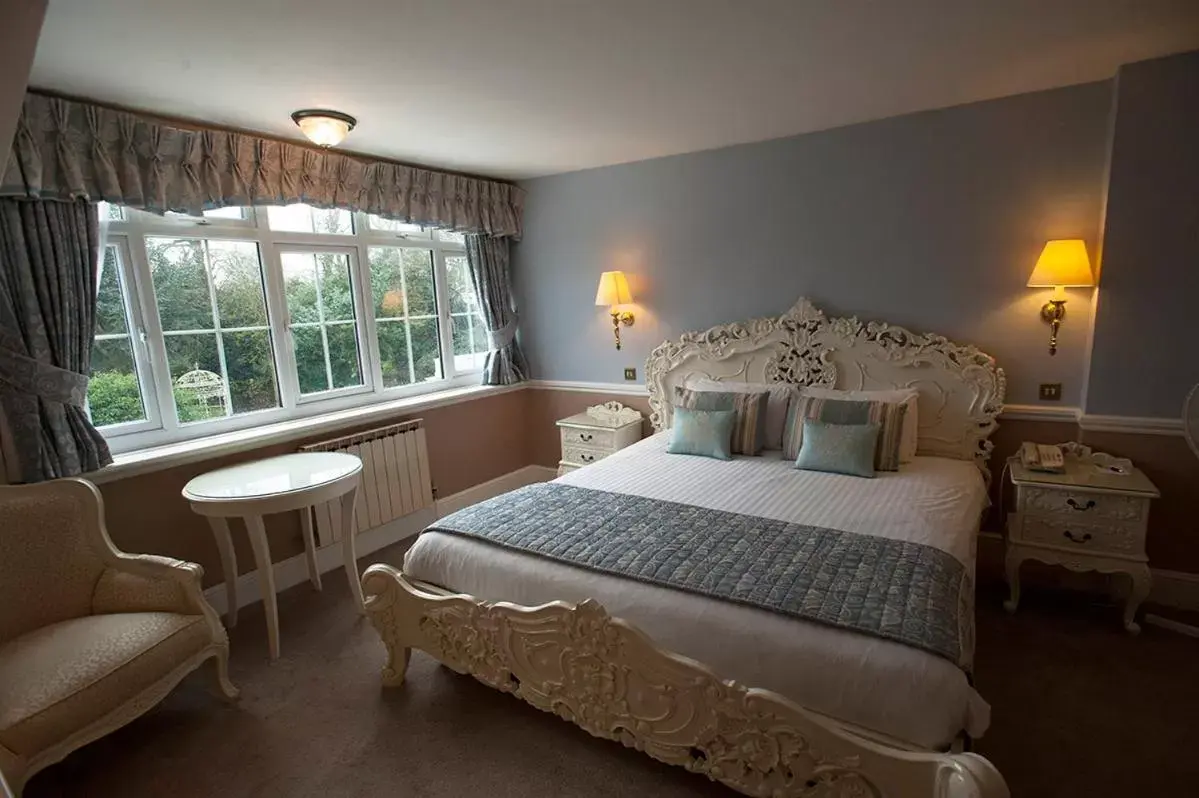 Photo of the whole room, Bed in Manor Of Groves Hotel
