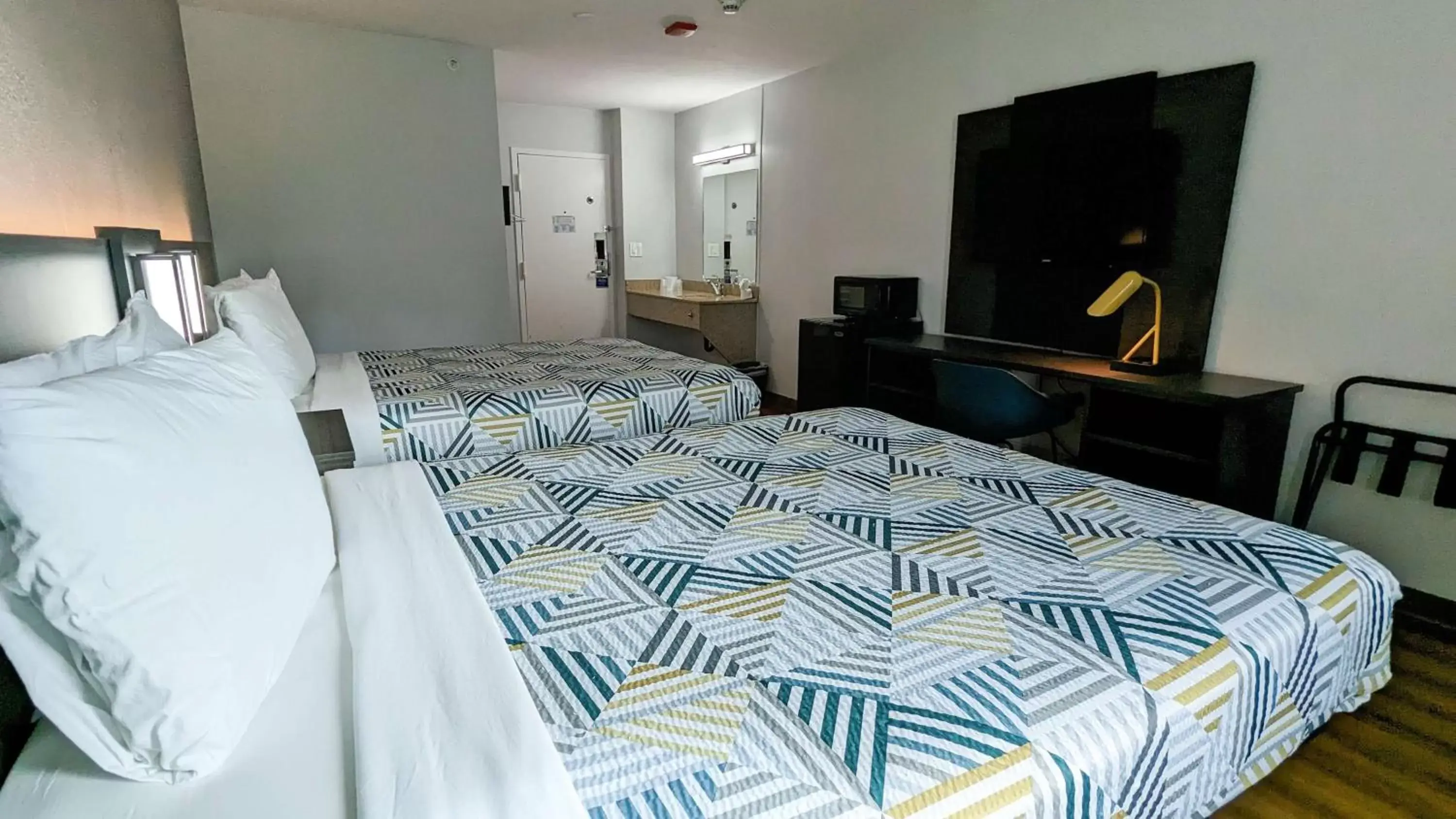 Bedroom, Bed in Motel 6-Framingham, MA - Boston West