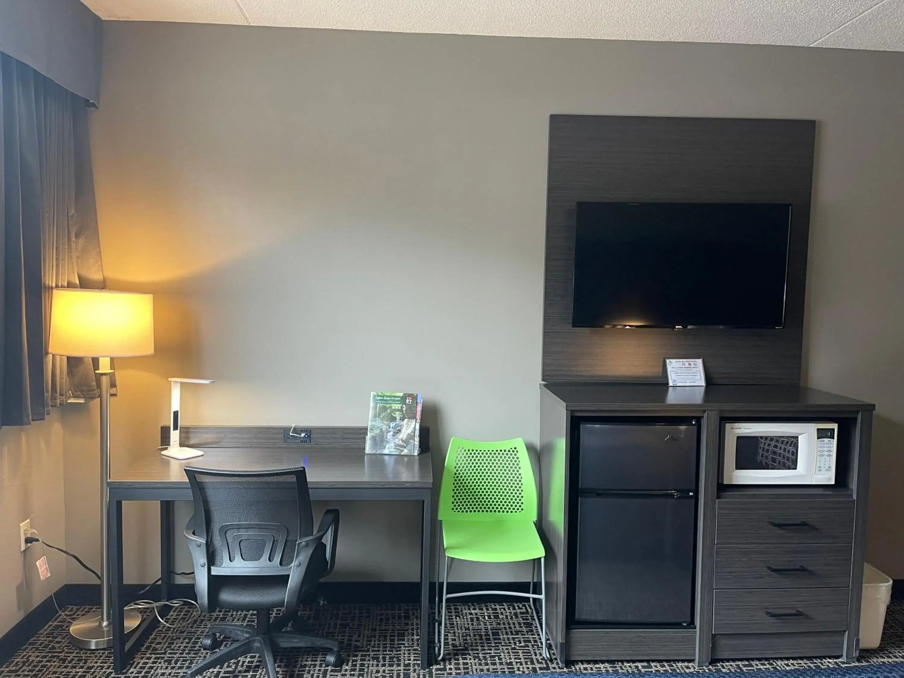 Guests, TV/Entertainment Center in Wingate by Wyndham Lake George