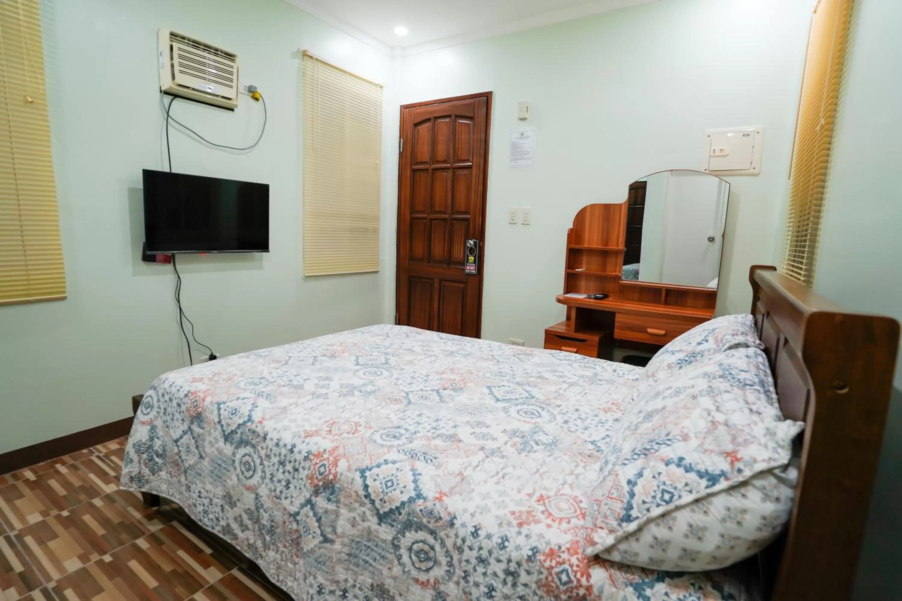 Photo of the whole room, Bed in MS Mountain Cabin
