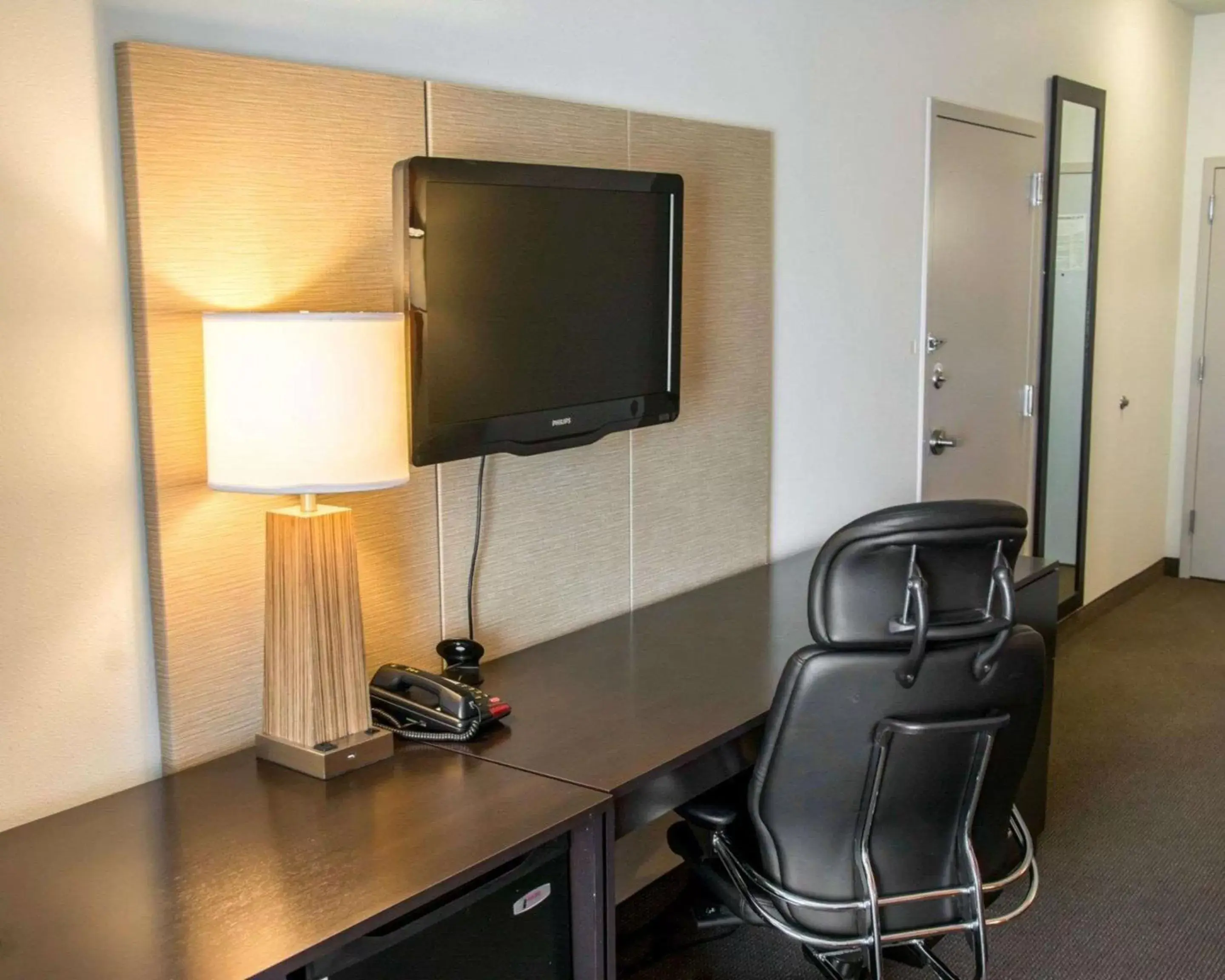 Photo of the whole room, TV/Entertainment Center in Sleep Inn and Suites near Mall & Medical Center