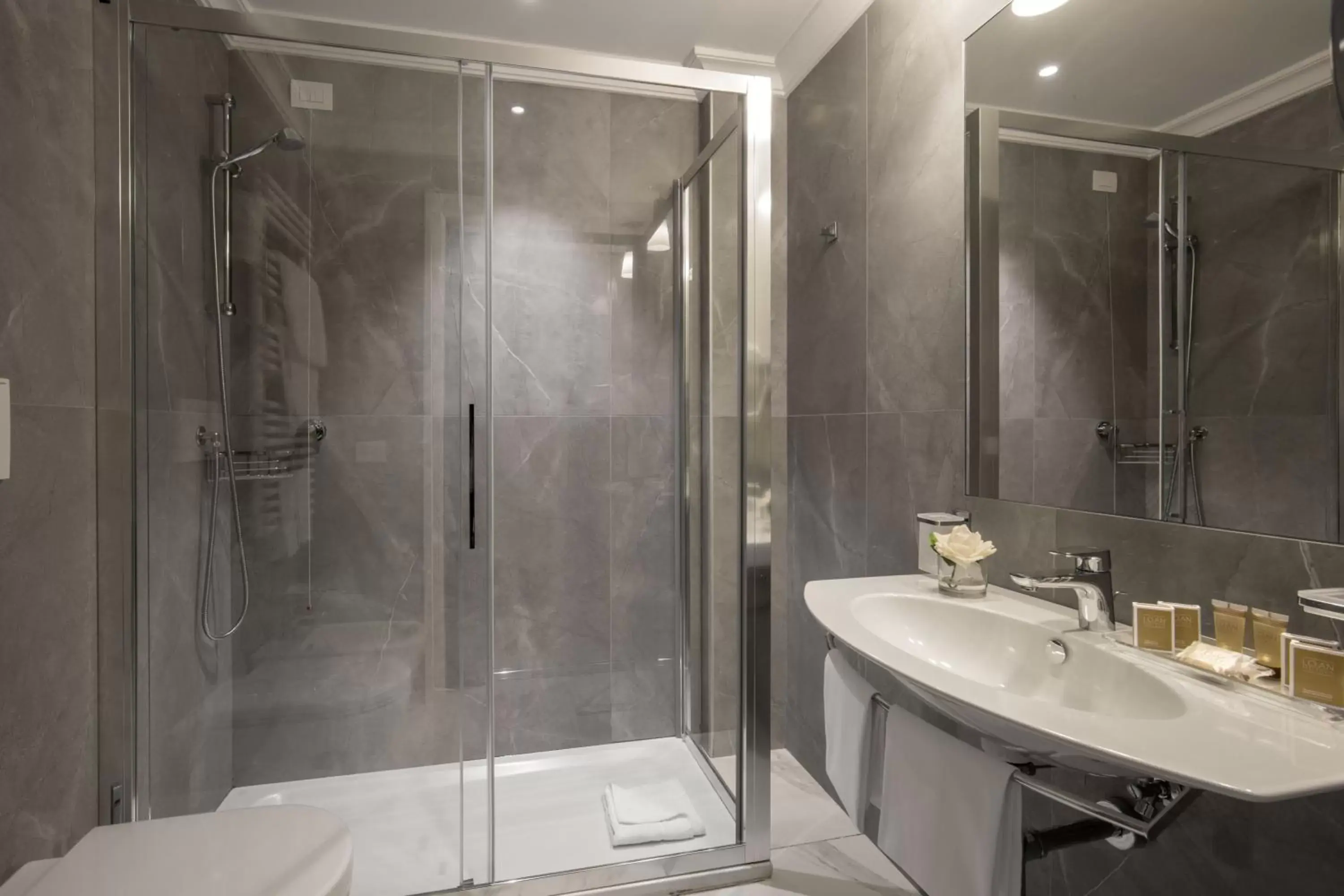 Bathroom in Hotel Shangri-La Roma by OMNIA hotels
