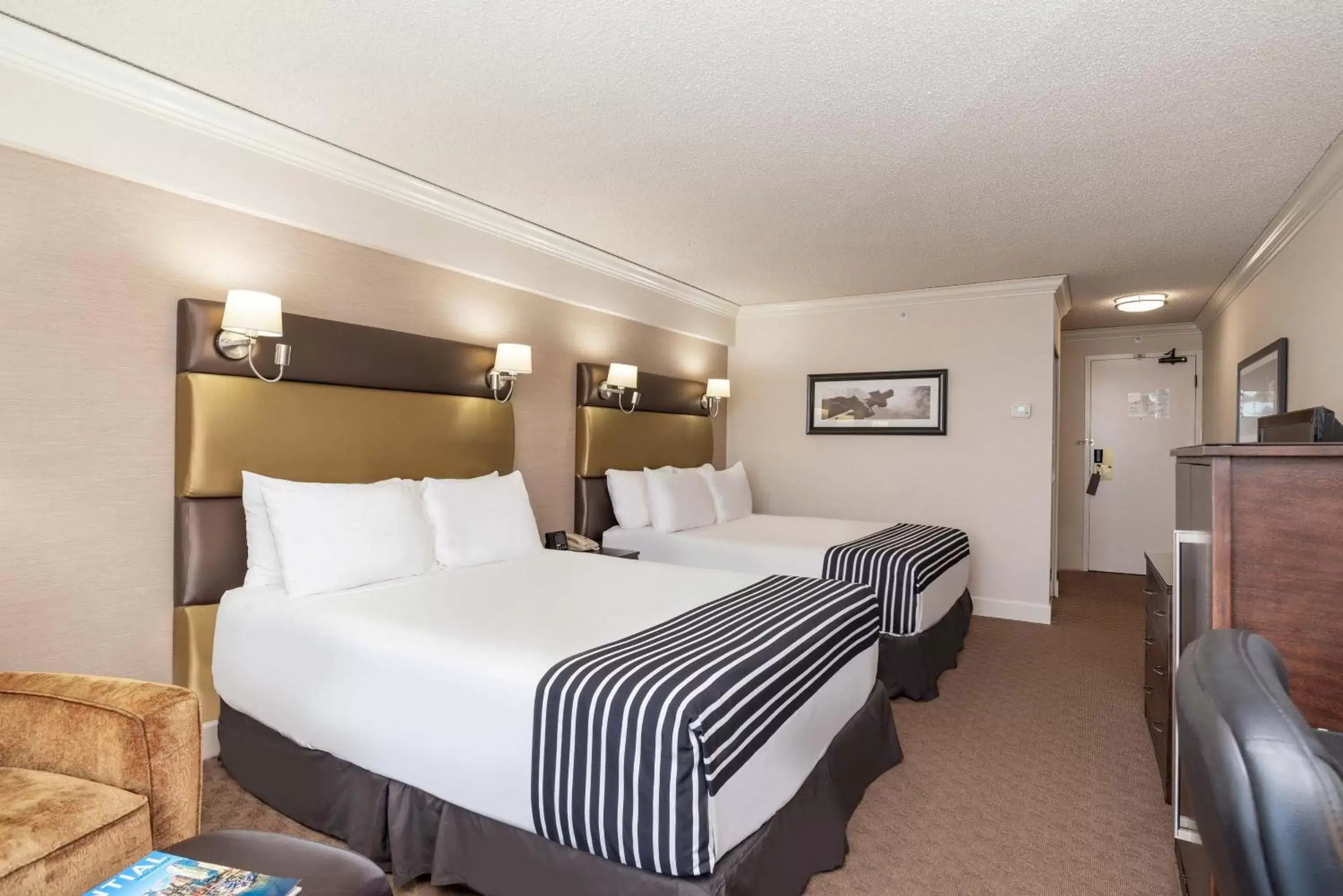 Photo of the whole room, Bed in Sandman Signature Vancouver Airport Hotel & Resort