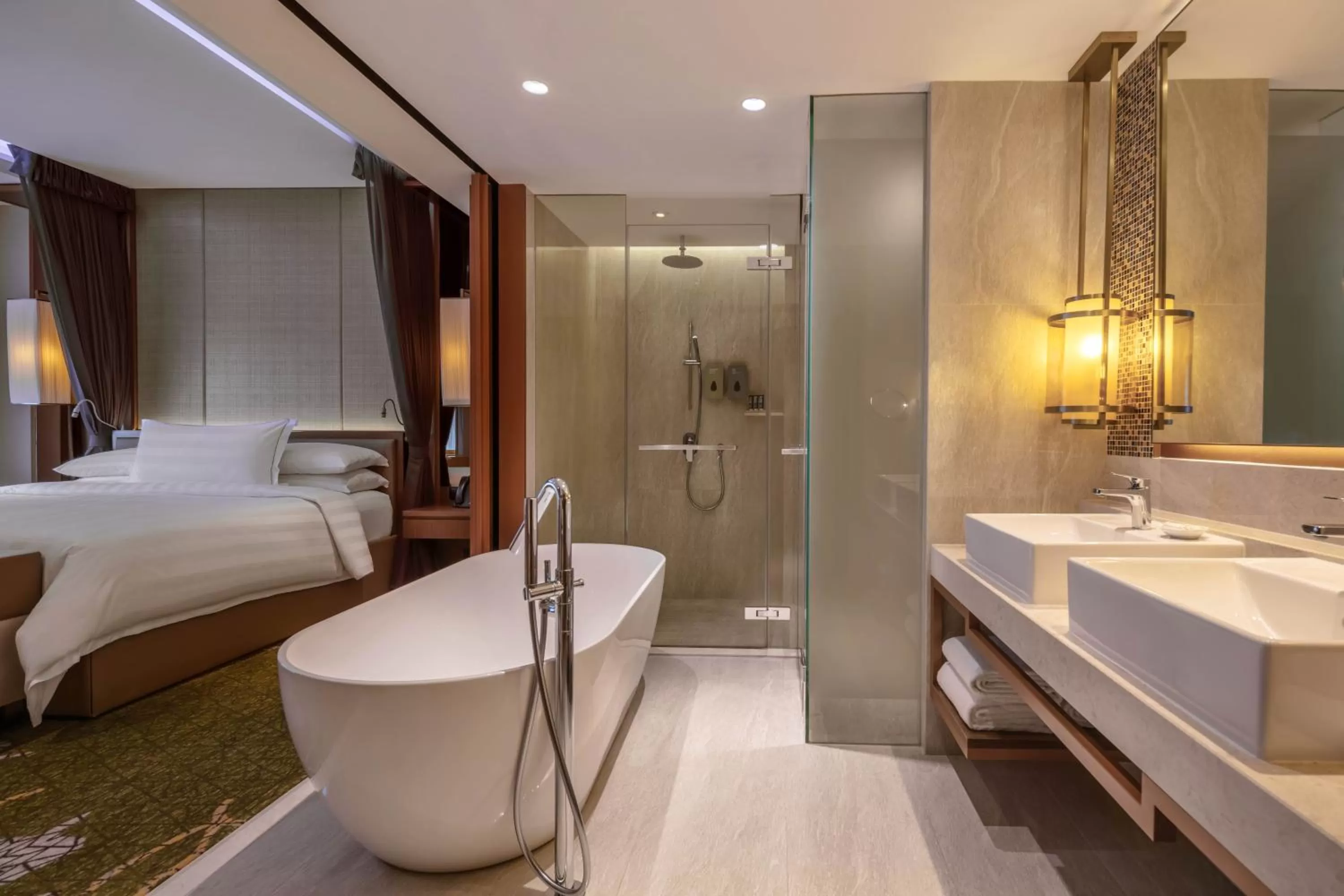 Bathroom, Bed in PARKROYAL on Beach Road, Singapore