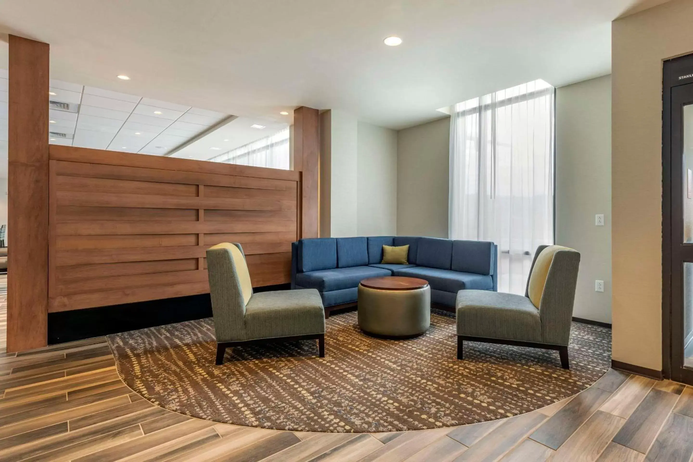 Lobby or reception, Seating Area in Comfort Inn & Suites Pittsburgh-Northshore