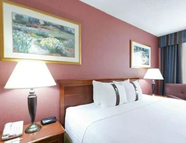 Bedroom, Bed in Holiday Inn Hinton, an IHG Hotel