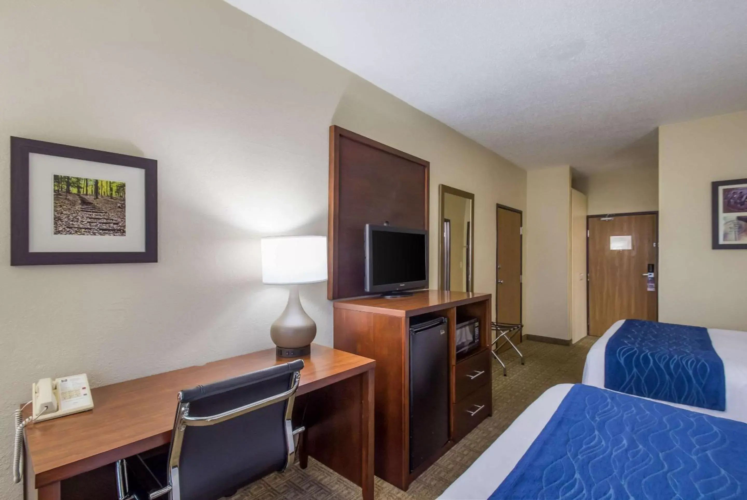 Photo of the whole room, TV/Entertainment Center in Comfort Inn Green Bay