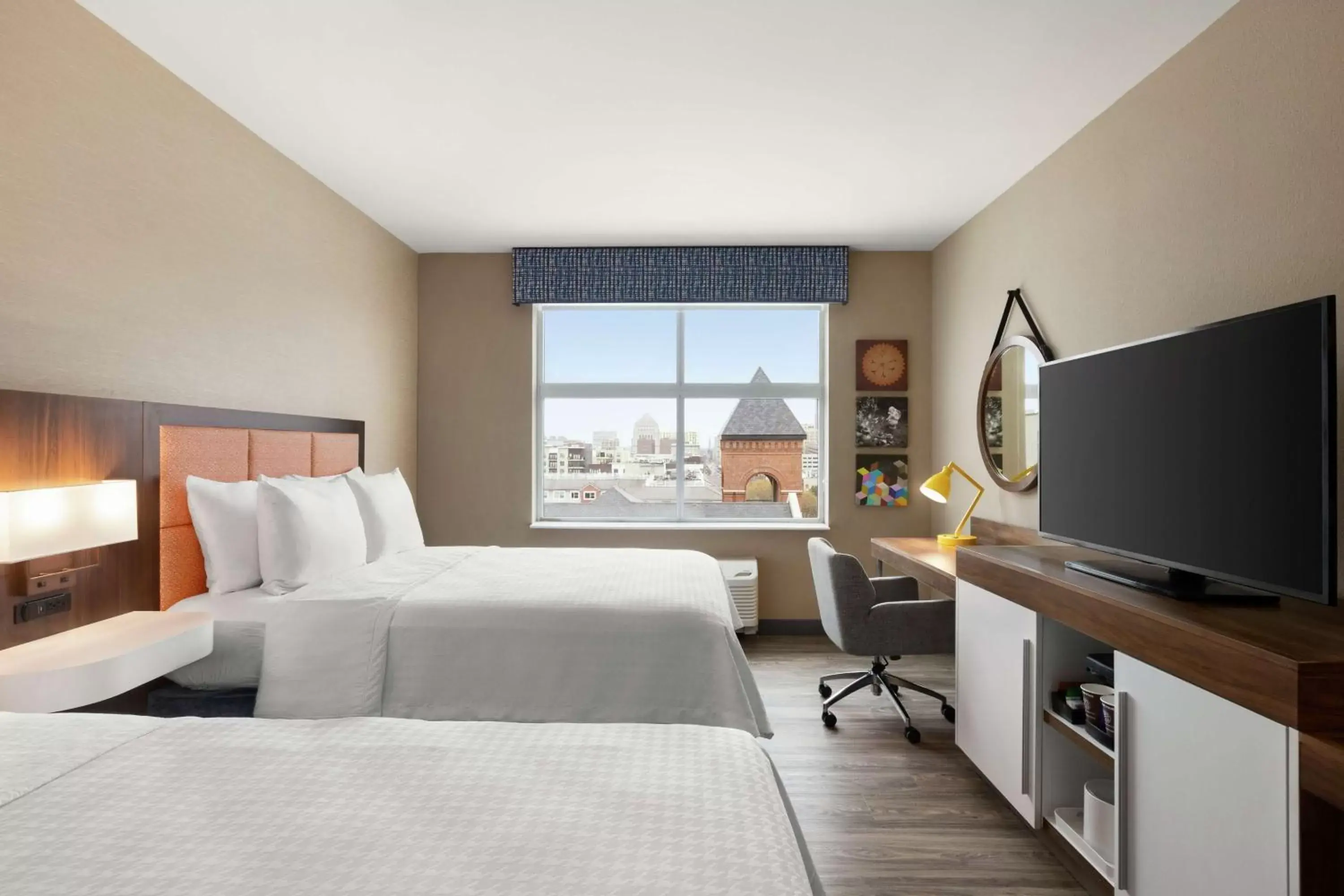 Bedroom, TV/Entertainment Center in Hampton Inn Indianapolis Downtown IUPUI