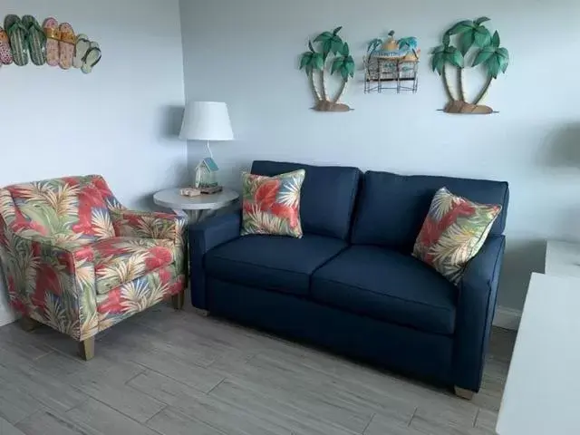 Living room, Seating Area in Tuckaway Shores Resort