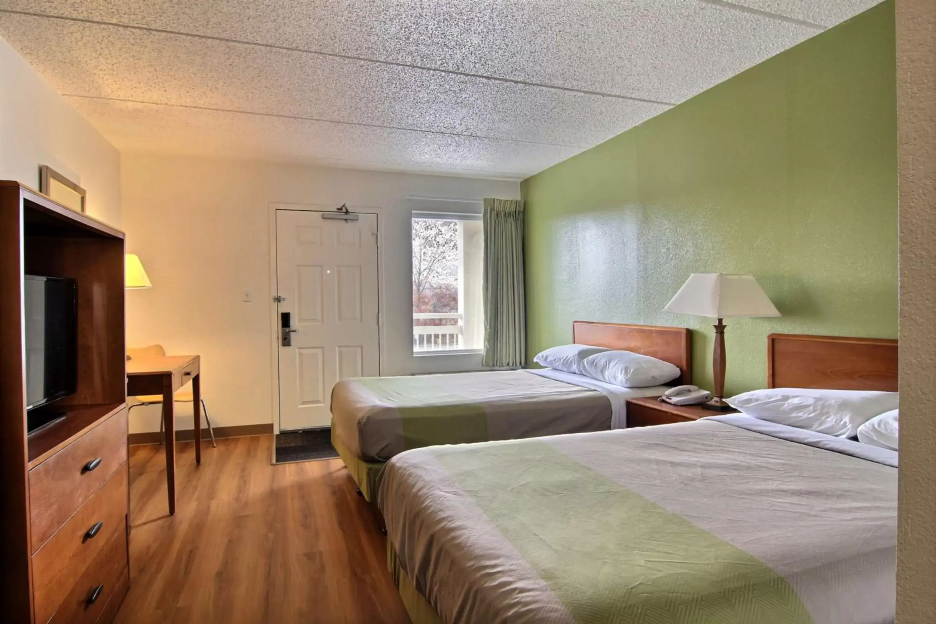 Photo of the whole room, Bed in Motel 6-Willoughby, OH - Cleveland