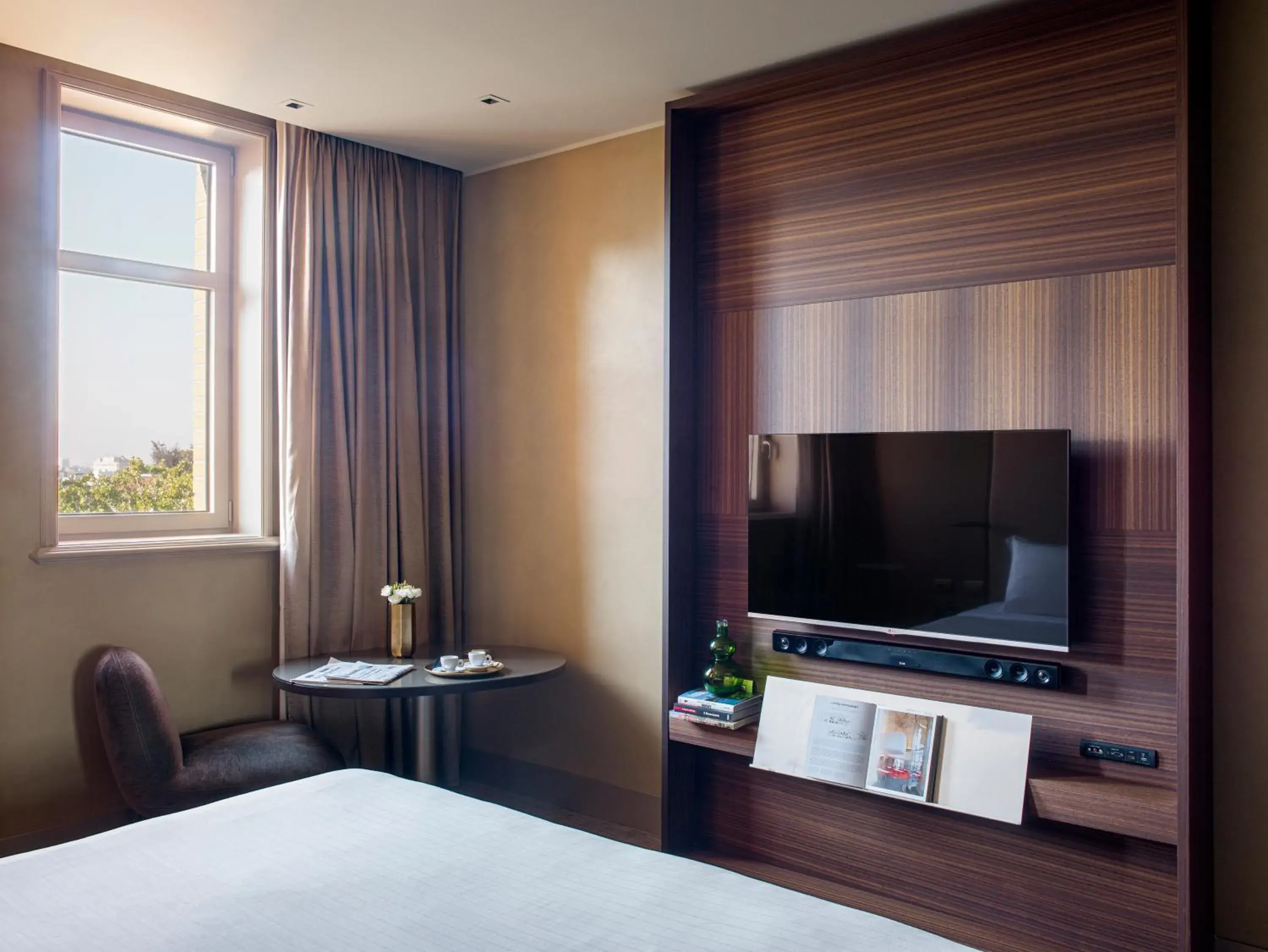 Bed, TV/Entertainment Center in ME Milan Il Duca