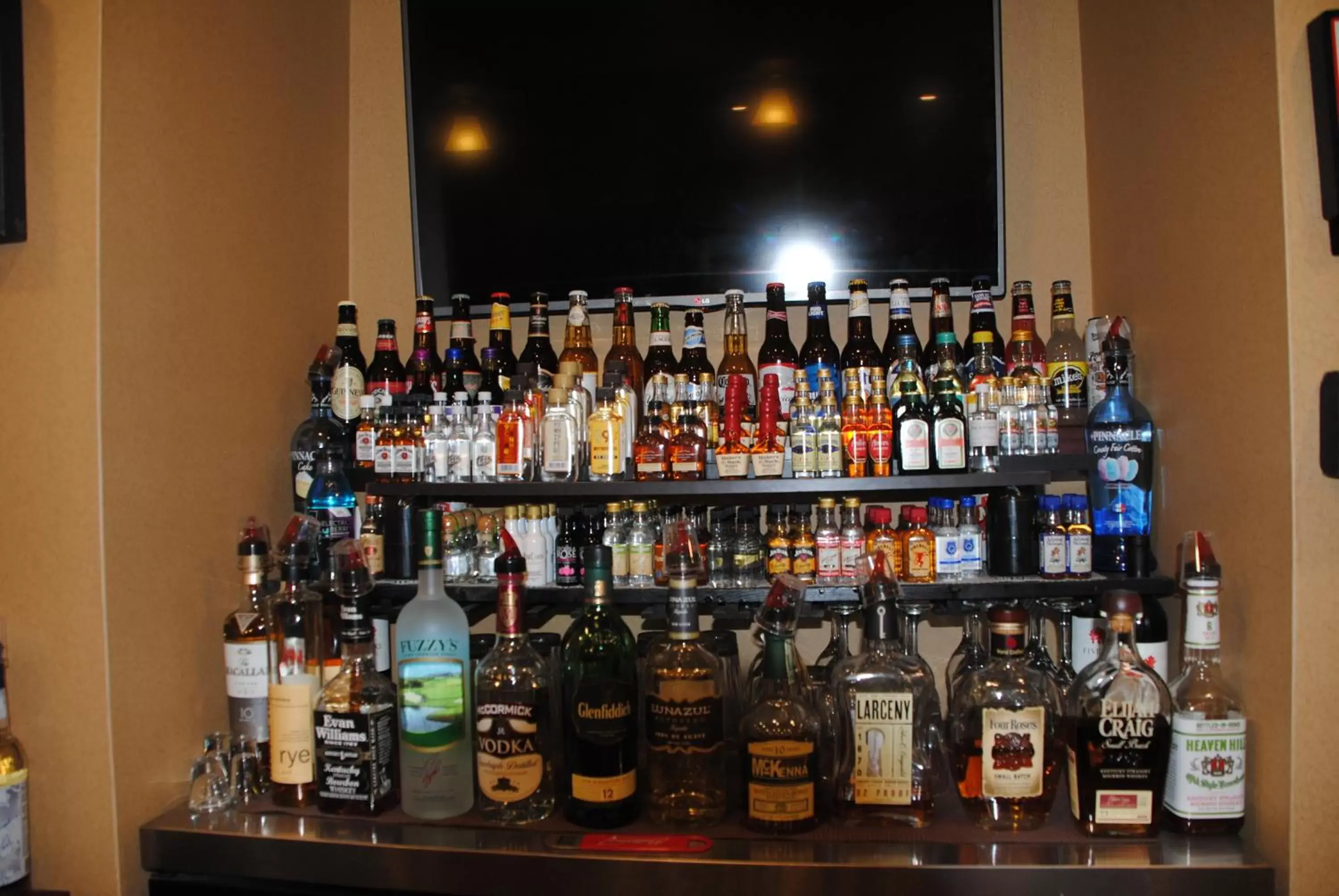 Alcoholic drinks, Lounge/Bar in Cobblestone Hotel & Suites - Charlestown