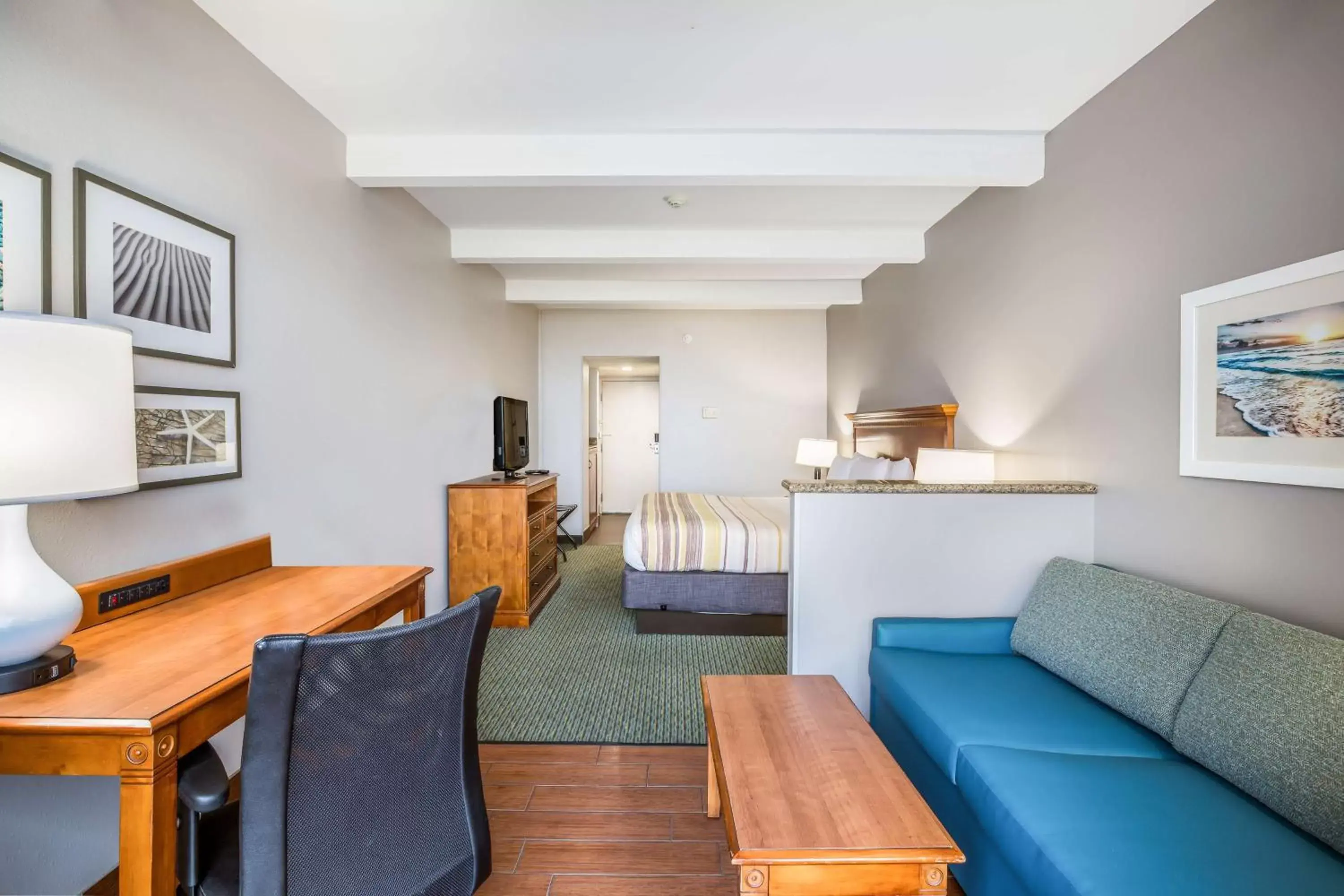 Photo of the whole room, Seating Area in Country Inn & Suites by Radisson, Virginia Beach (Oceanfront), VA