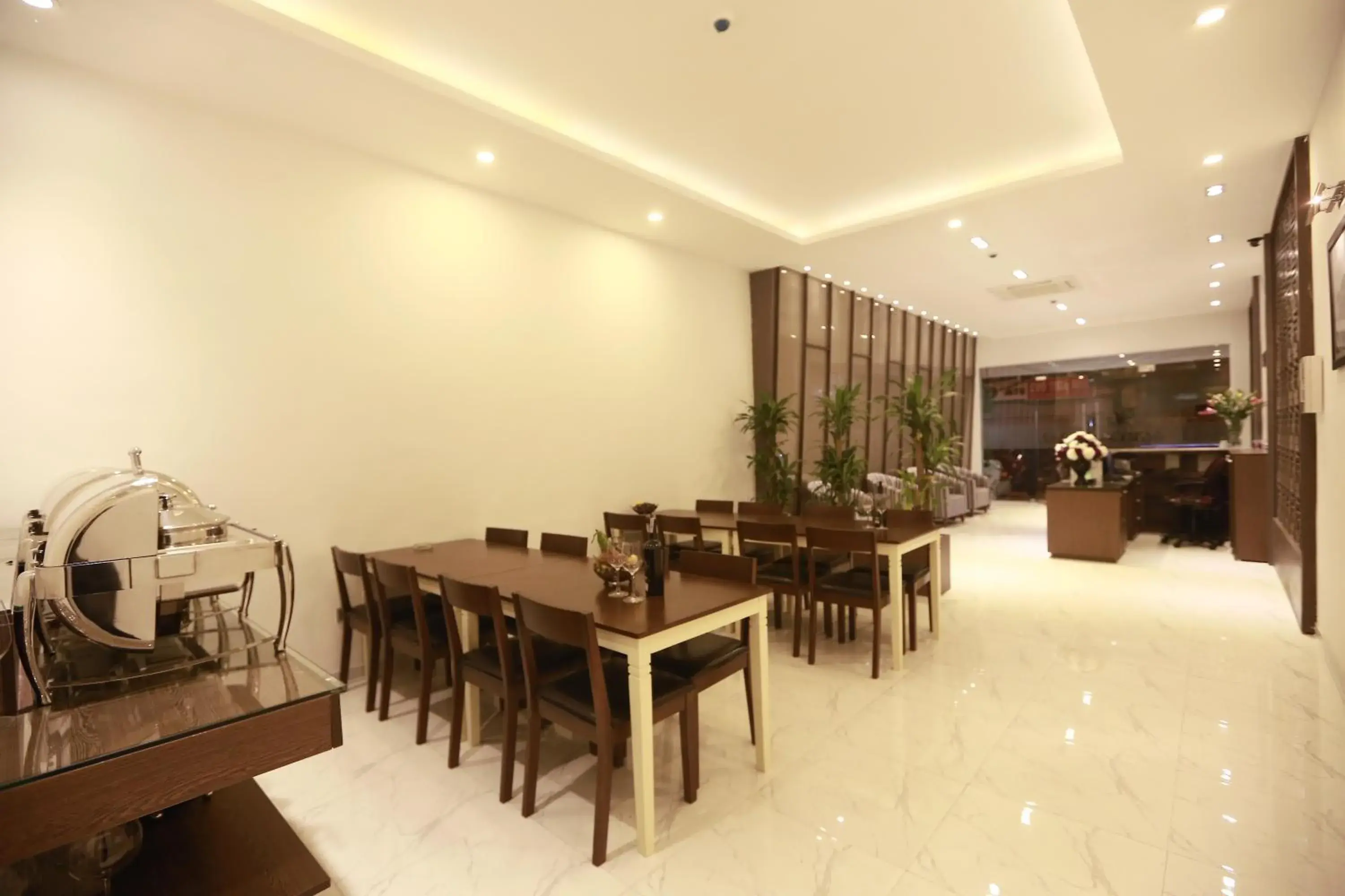 Restaurant/Places to Eat in Tryst Hotel