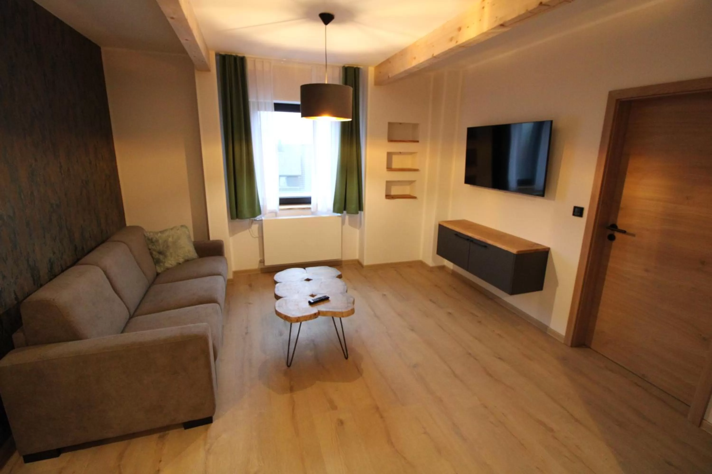 Communal lounge/ TV room in DER Hirsch Hotel