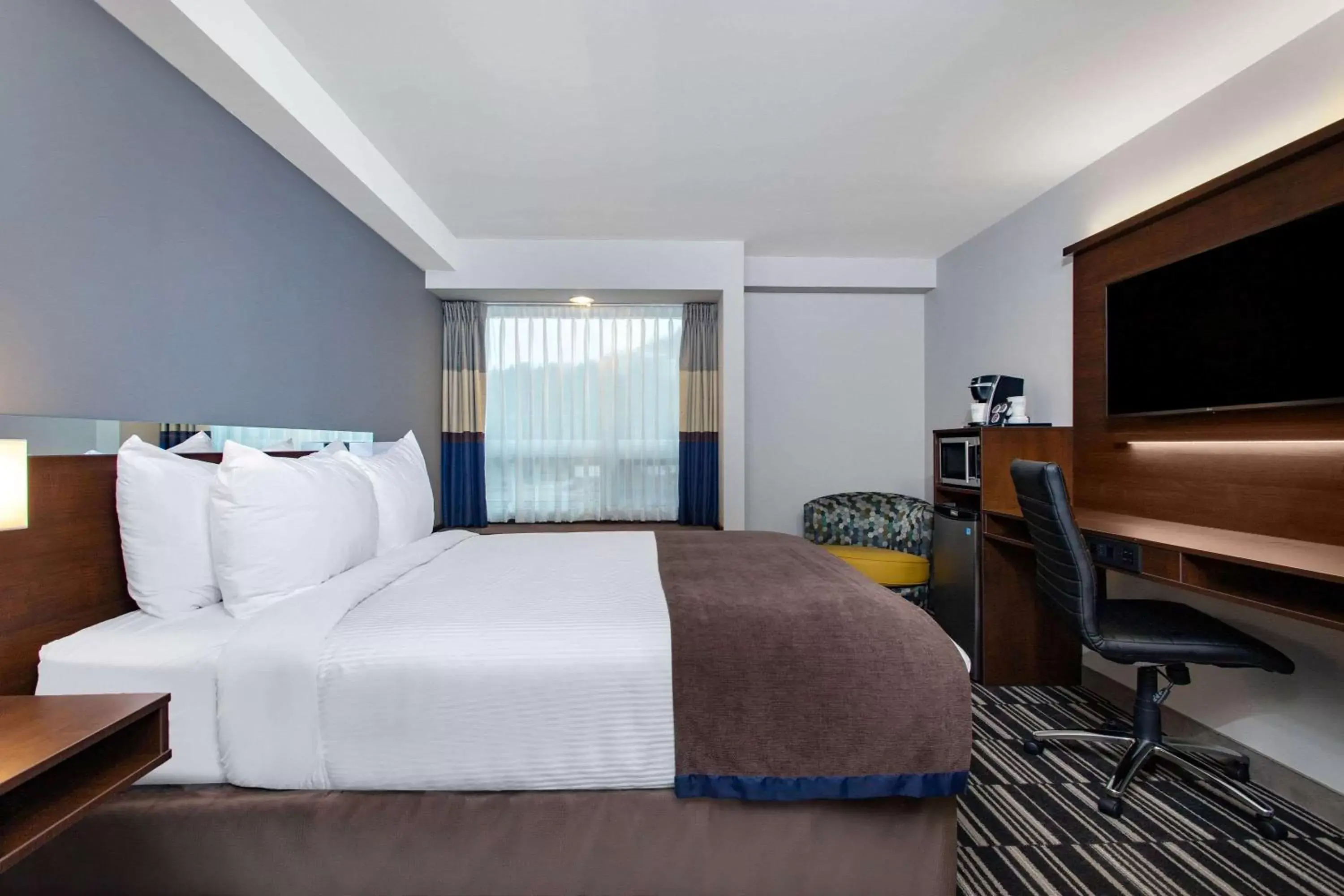 Photo of the whole room, Bed in Microtel Inn & Suites by Wyndham Mont Tremblant