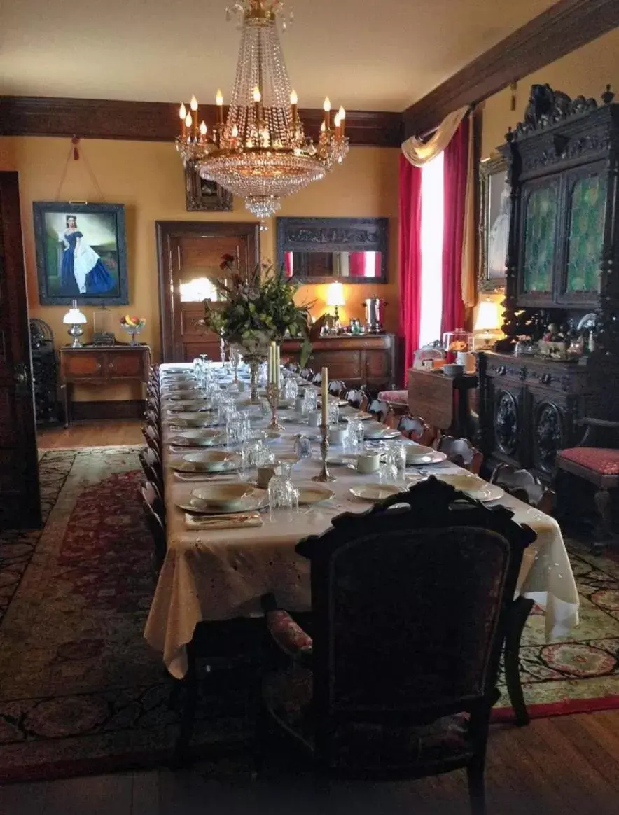 Restaurant/Places to Eat in The Reynolds Mansion