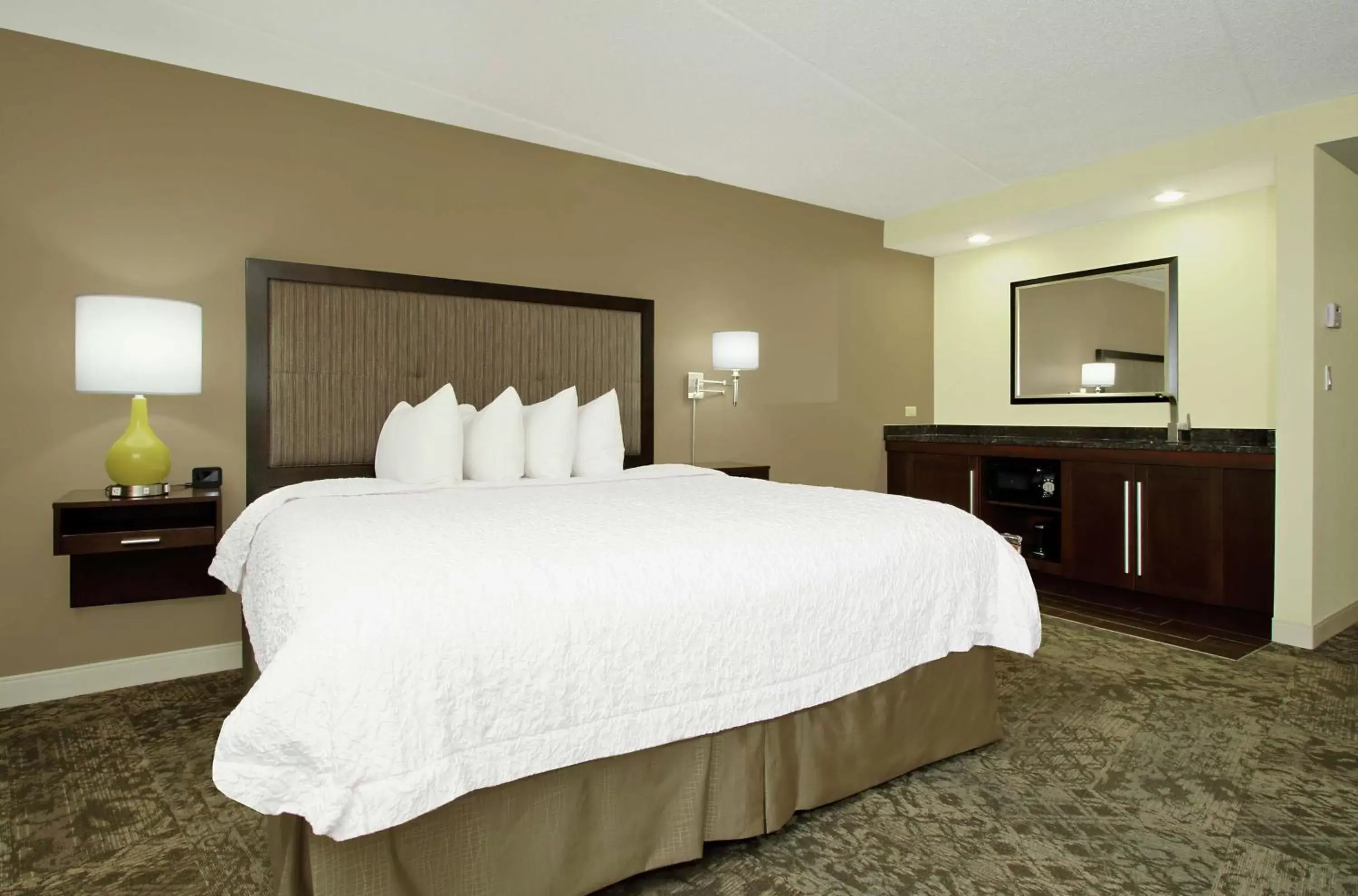 Bedroom, Bed in Hampton Inn & Suites By Hilton - Rockville Centre