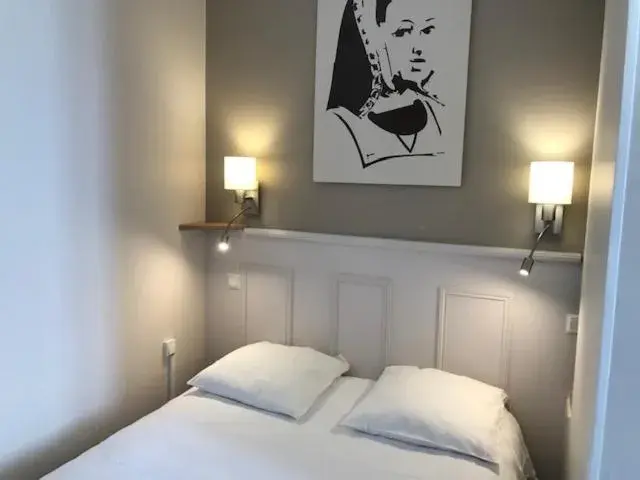 Bed in Hotel Anne De Bretagne