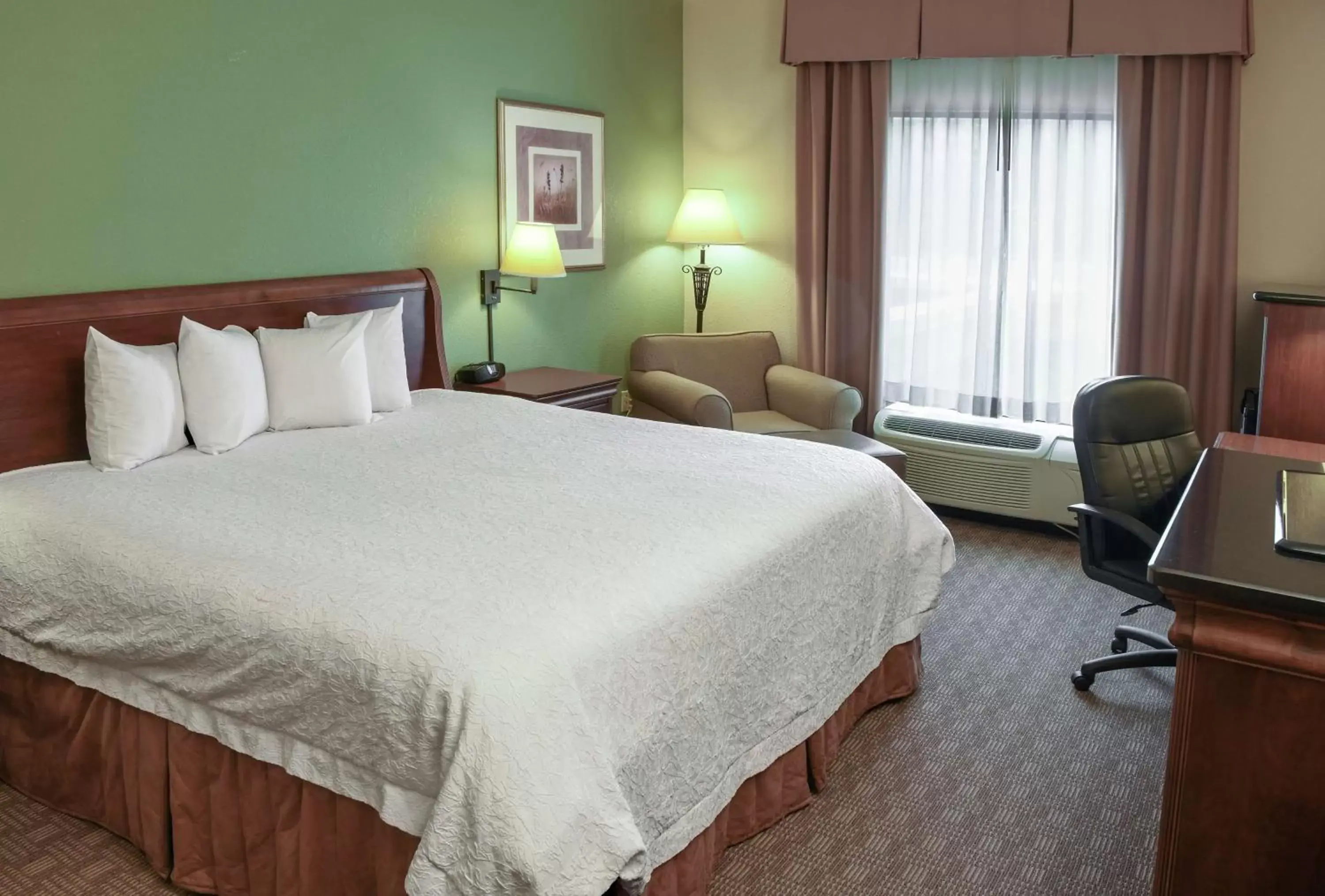 Bedroom, Bed in Hampton Inn & Suites Youngstown-Canfield