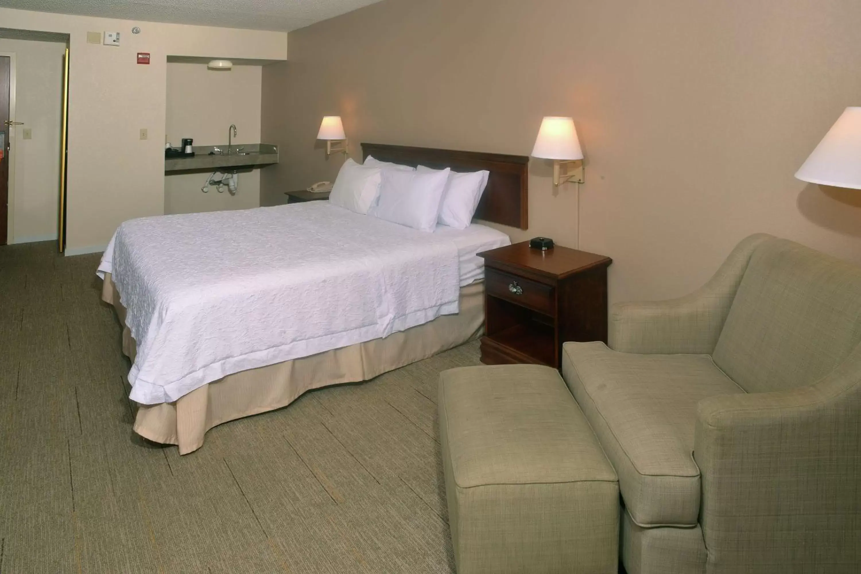 Bedroom, Bed in Hampton Inn & Suites Springfield