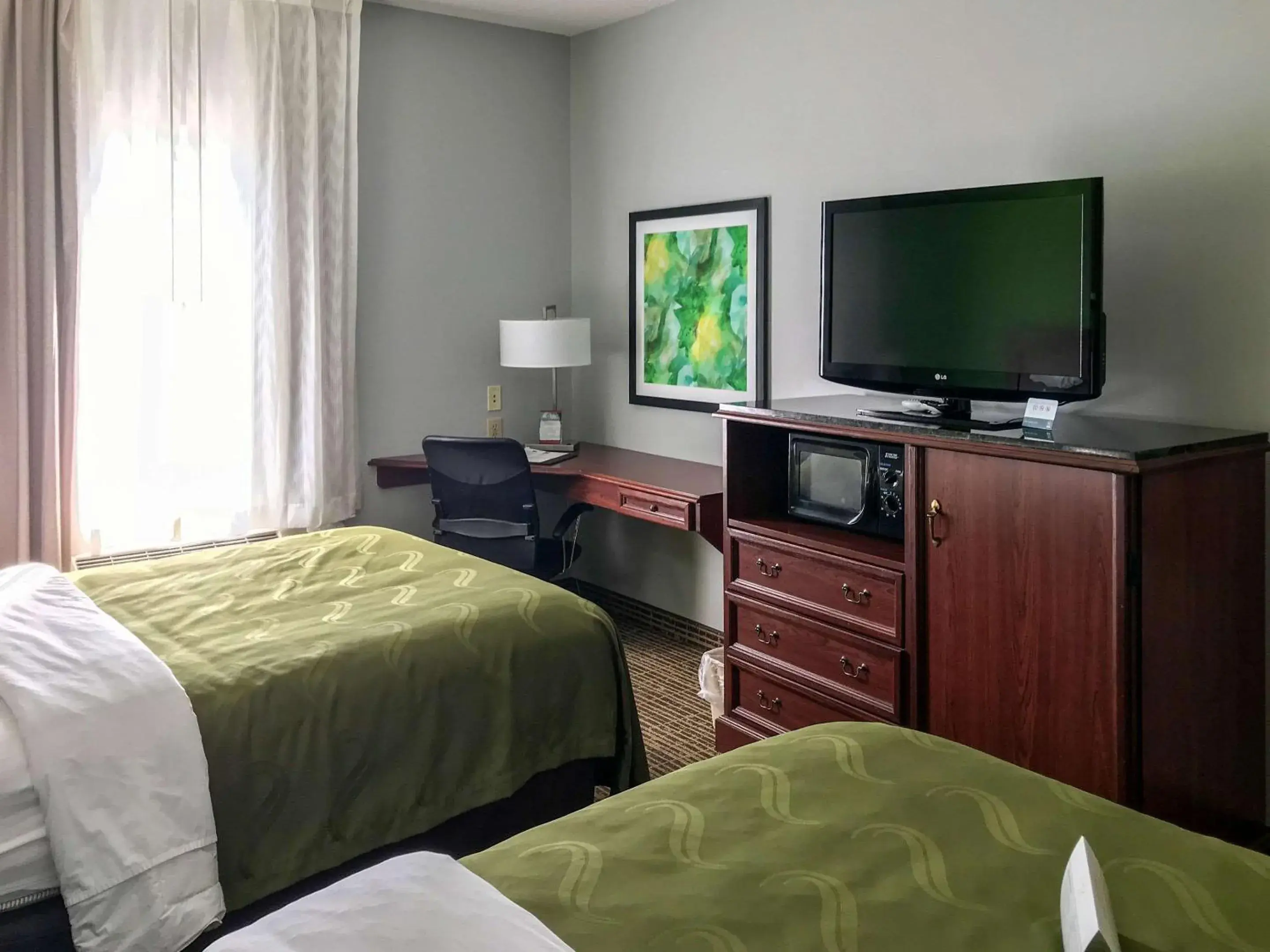 Photo of the whole room, TV/Entertainment Center in Quality Inn Richmond