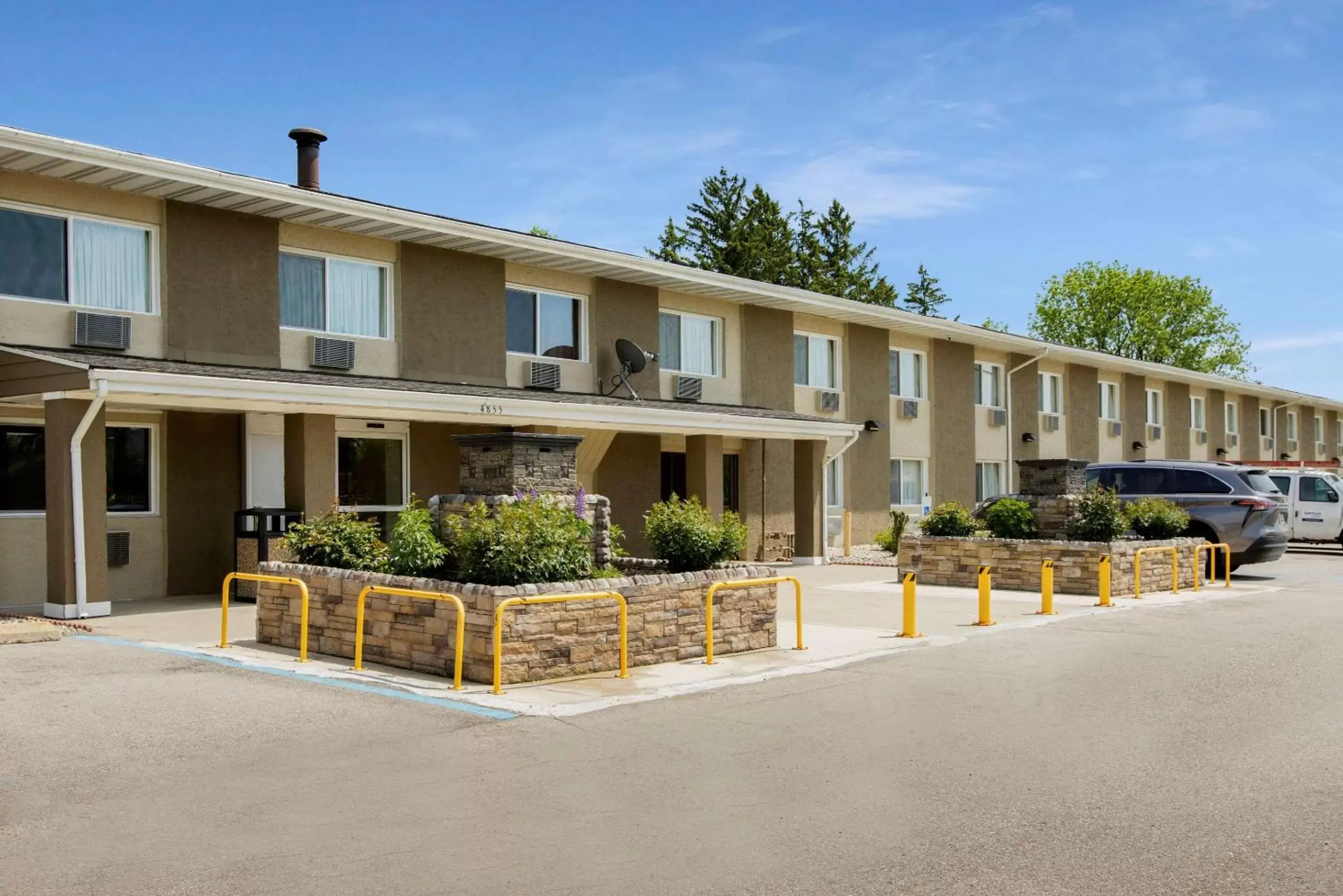 Property building in Rodeway Inn & Suites Grand Rapids Southeast Property building in Rodeway Inn & Suites Grand Rapids Southeast