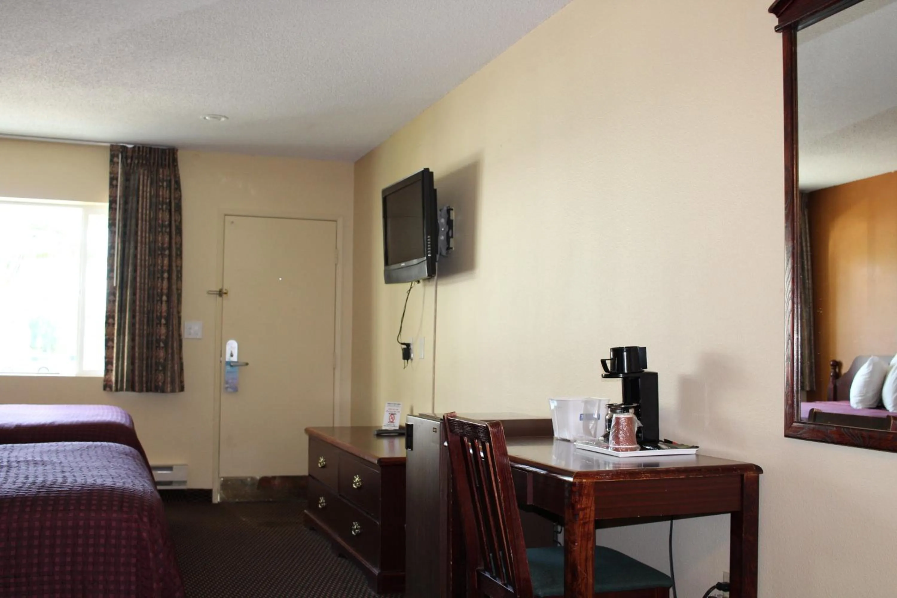 Bed in Knights Inn Salem